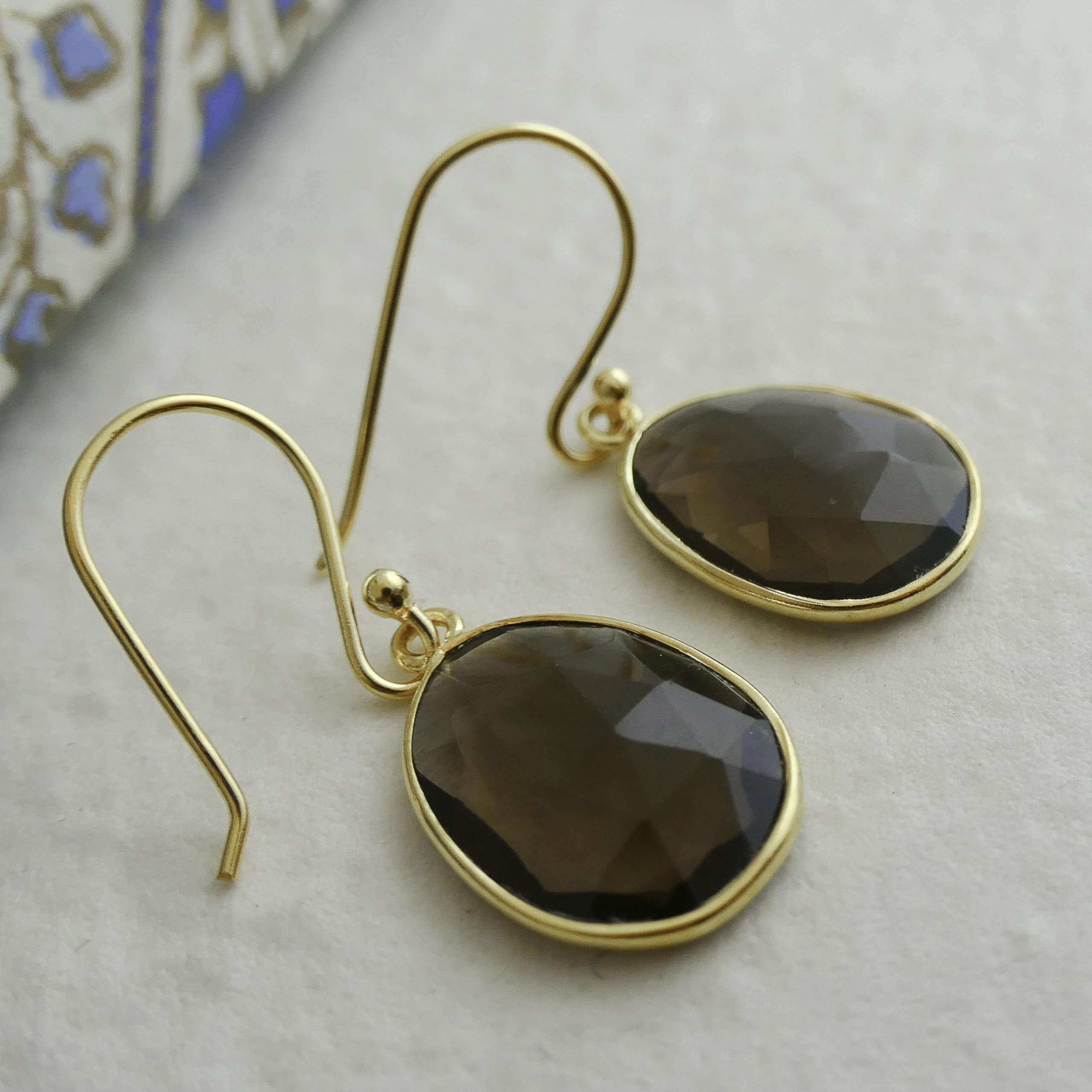 Orecchini Pendenti in Argento Sterling 925 Placcato Oro con Quarzo Fumé Naturale - Design Elegante e Raffinato per Donna - Gemme a Forma Libera Sfaccettate
