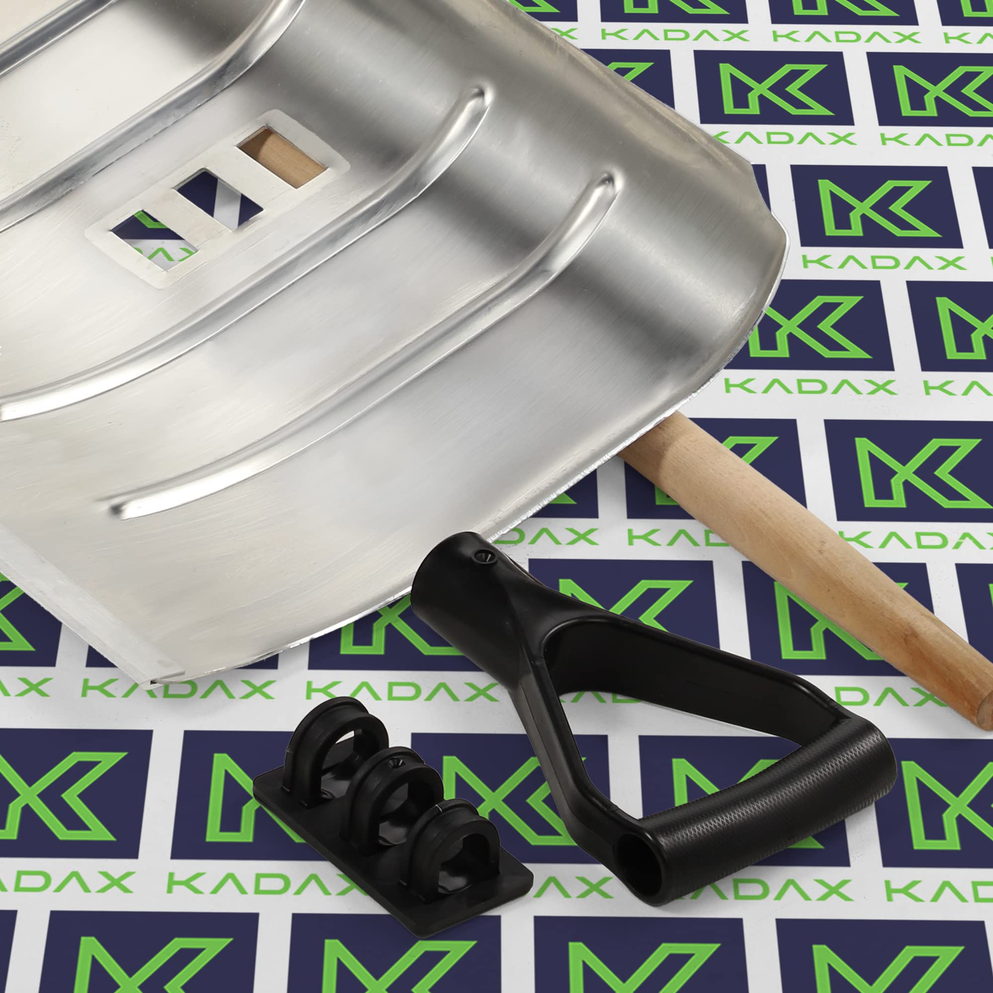 KADAX Aluminiumschneeschieber, Aluminiumschneeschaufel, Schneeräumer mit Holzstiel und D-Griff, ergonomische Schneeschüppe, robuste Schneeschippe (50 cm Breite)