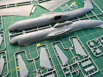 Roden 325 Model Kit Lockheed C-141B Starlifter