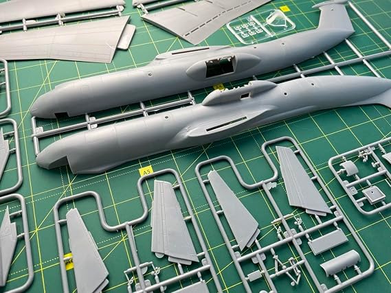 Roden 325 Model Kit Lockheed C-141B Starlifter