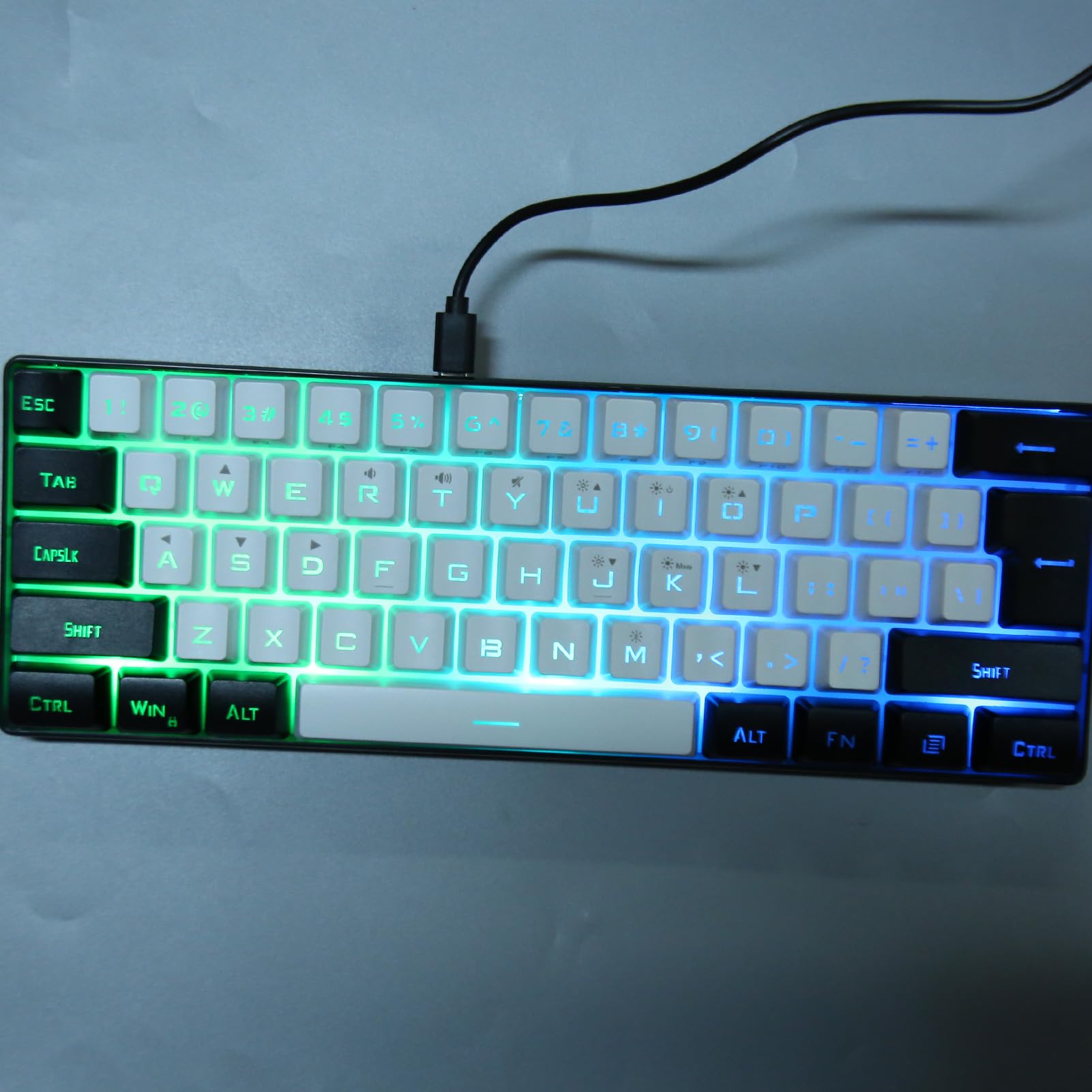 Sxhlseller Teclado Mini 60% Teclado para Juegos Pequeño, Retroiluminación RGB de 61 Teclas, Teclado para Juegos con Cable de Sensación Mecánica Ergonómica para Juegos y Trabajo (White)