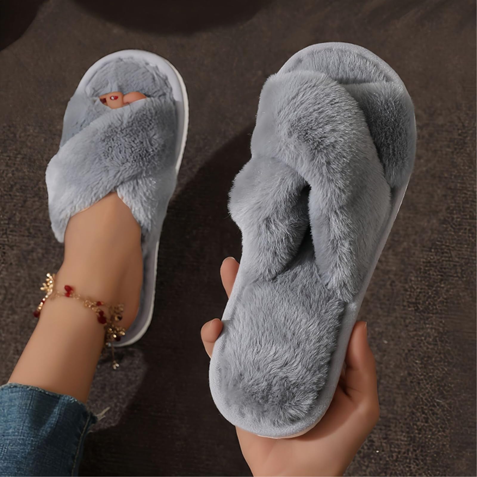 Chaussons fausse fourrure femme croisés pour des moments cocooning à la maison
