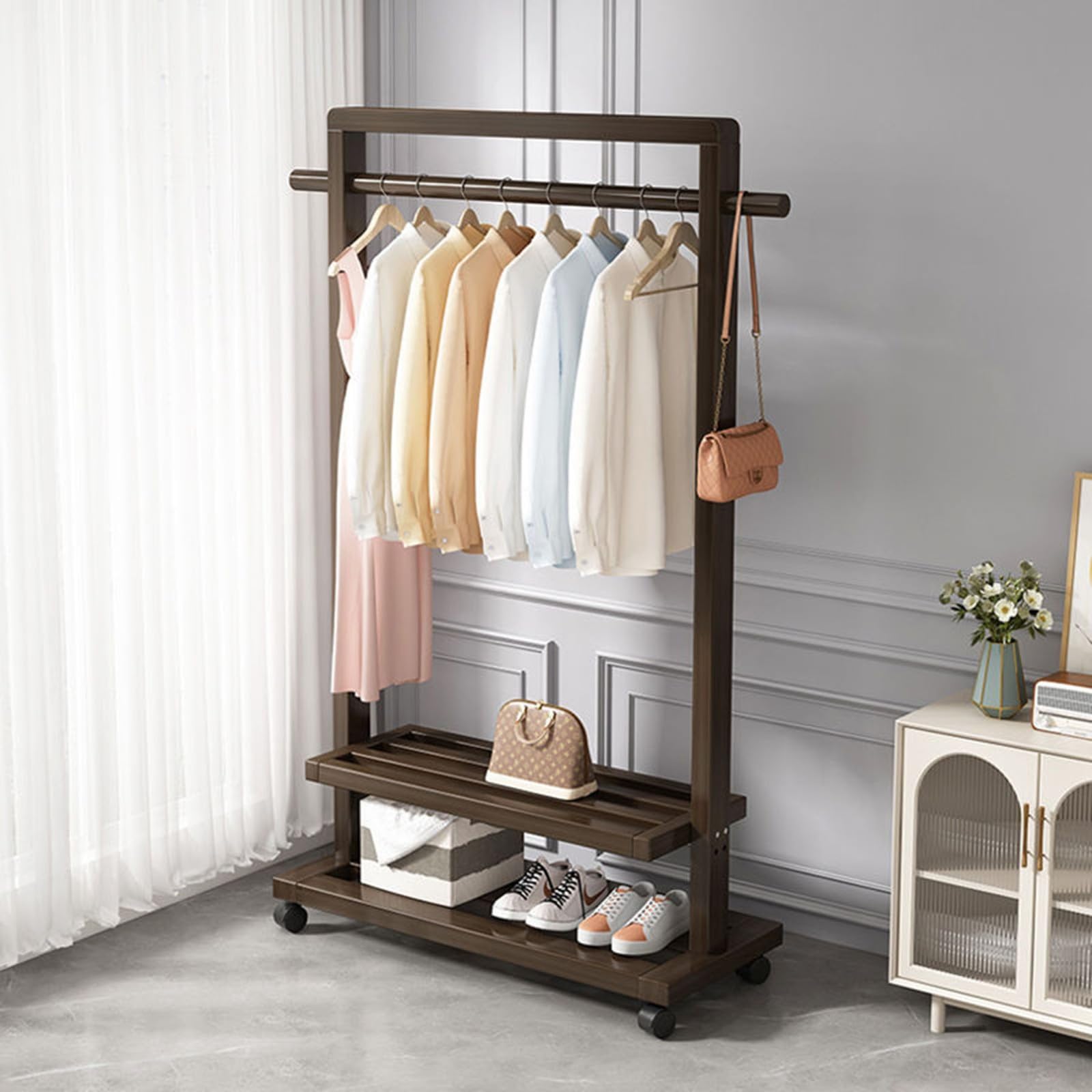Porte-vêtements sur roulettes en bambou pour corriger le manque de rangement des petits couloirs