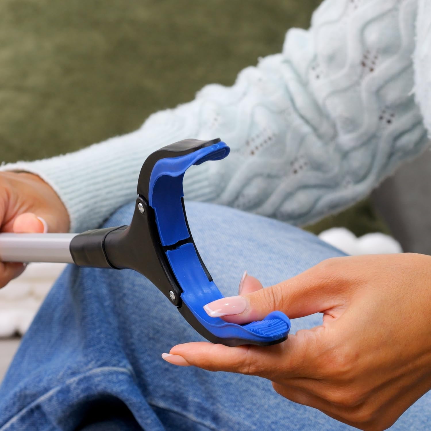 Pince de Préhension Précision - Outil de Ramassage pour Séniors et Handicapés - Mâchoires Souples et Antidérapantes - Bras Télescopique Rotatif - Longueur 81cm - Hygiène et Santé