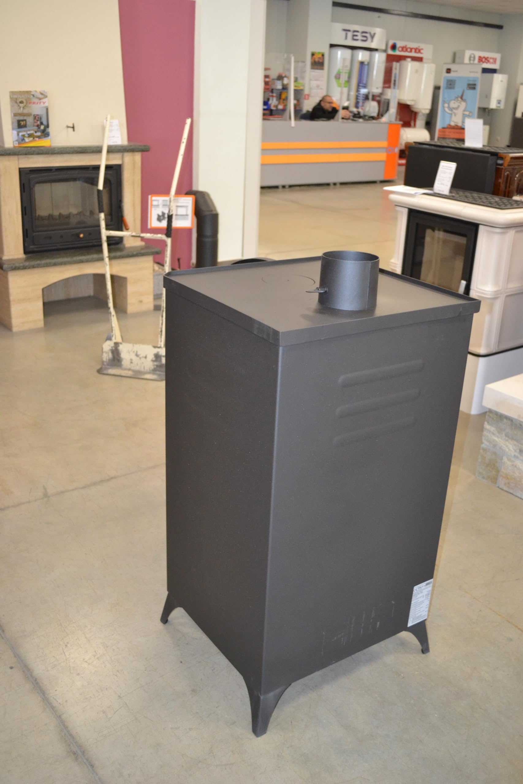 Stufa a legna con forno. Stufa di cottura, potenza di riscaldamento 14kw, Nero