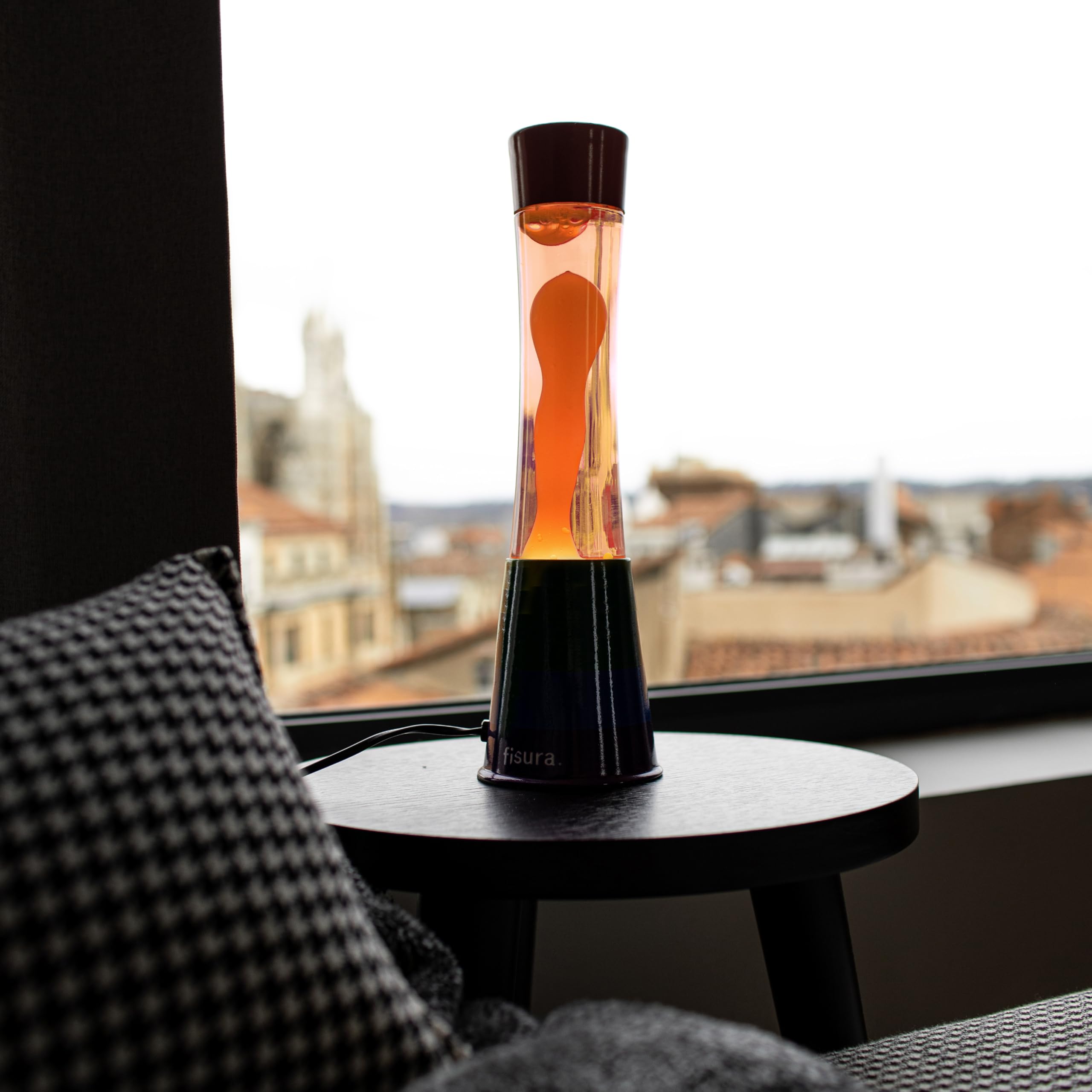 Fisura - Lámpara de lava naranja. Base plateada cromada, líquido y lava naranja. Lámpara efecto relajante. Con bombilla de repuesto. 11 cm x 11cm x 39,5 cm.…