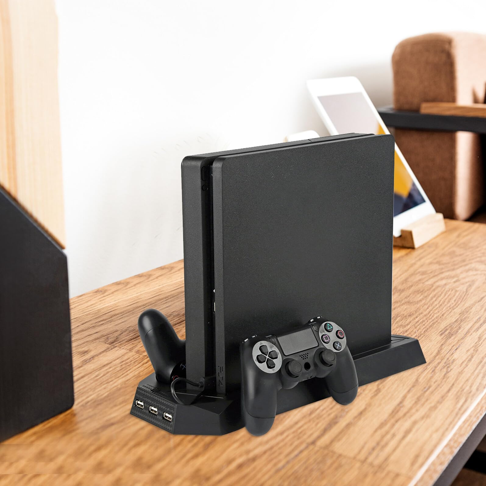 Supporto Verticale con Ventola Raffreddante per Console Pro Stazione di Ricarica Doppia per Controller e USB Hub Multifunzionale Base Salvaspazio Nera