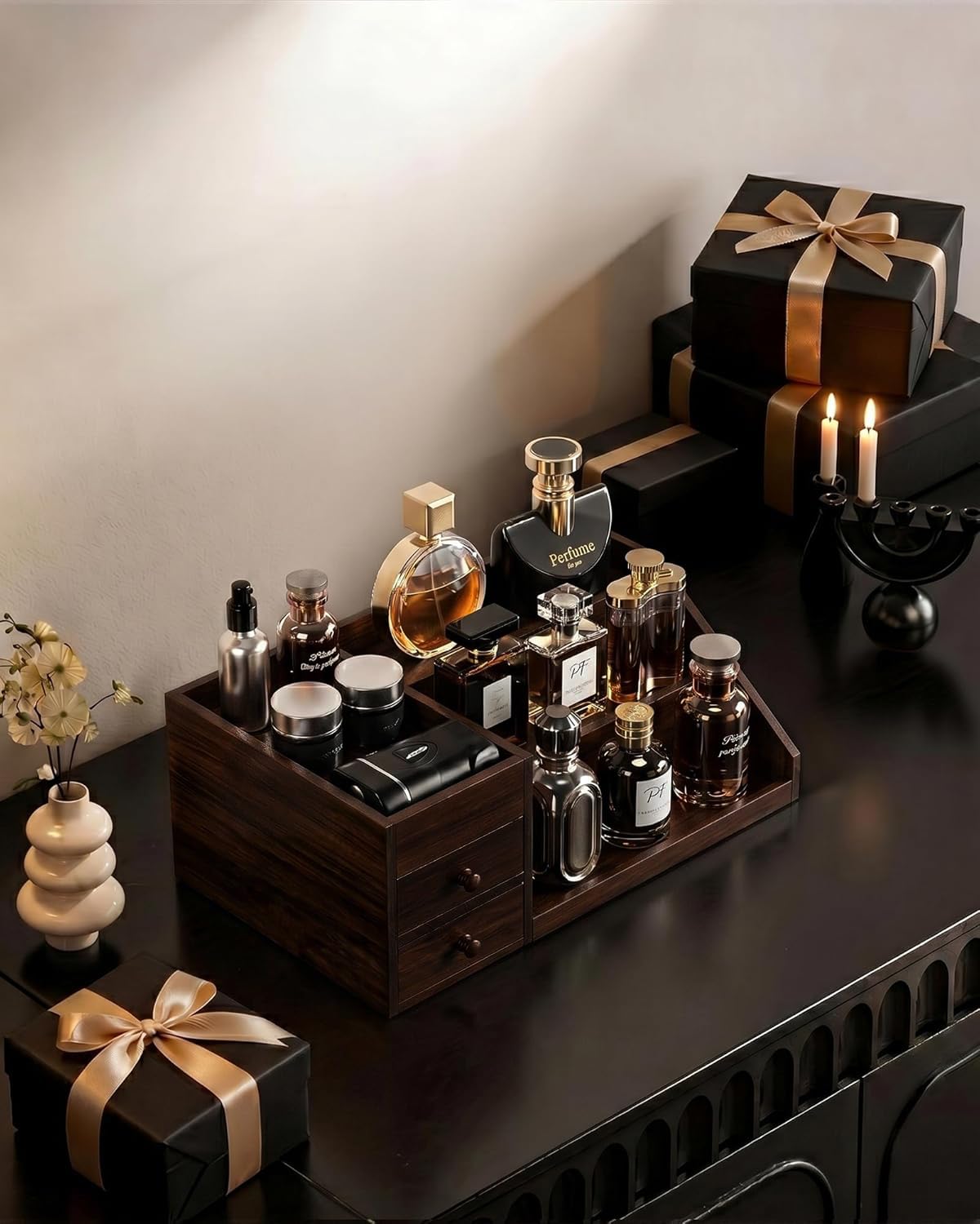 ProCase Organizador de Colonia de Madera con 3 Niveles y Cajones,Estante de Exhibición de Perfumes, Soporte de Escritorio para Fragancias y Cosméticos, Diseño Elevado y Barras Protectores – Marrón