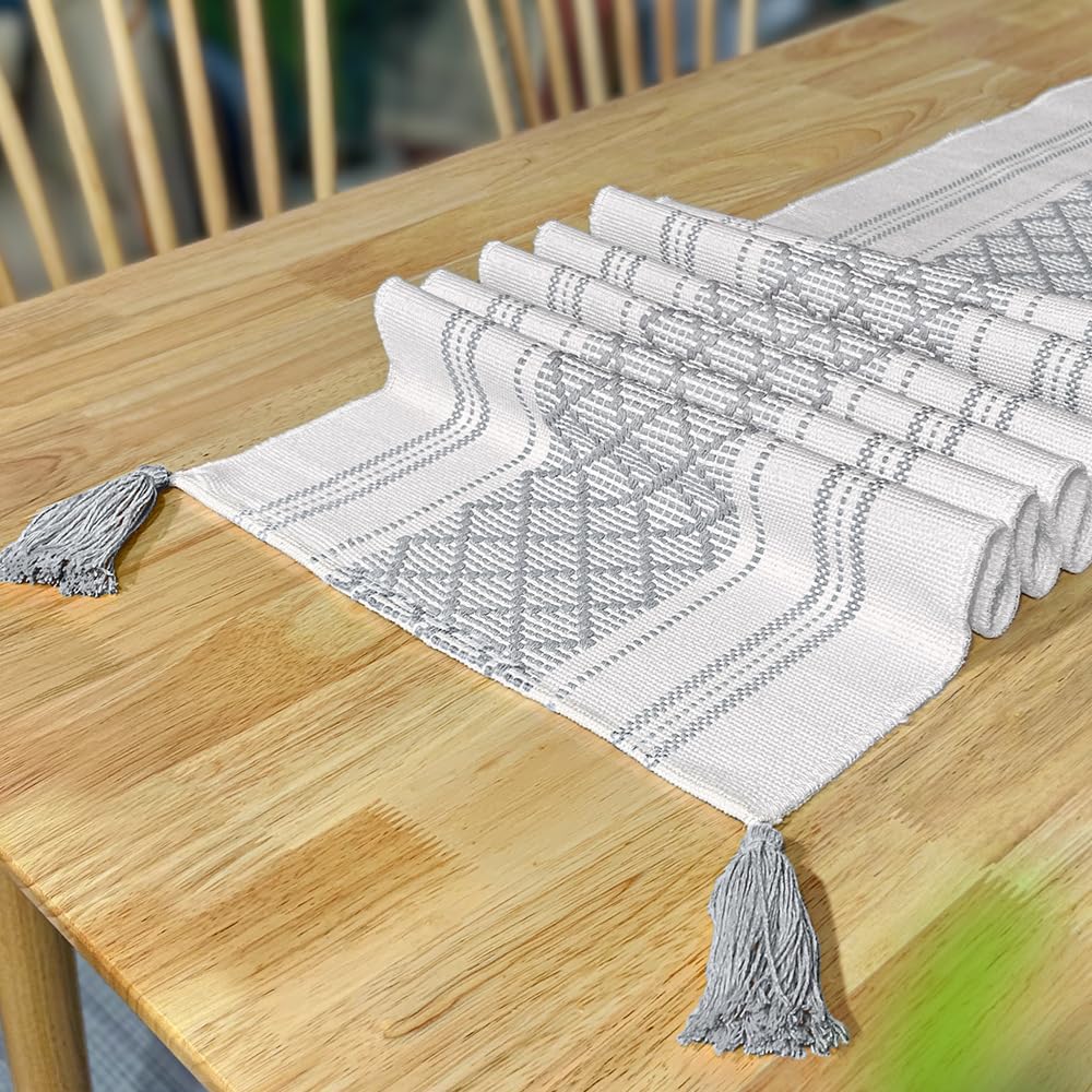 Chemin de table en coton lin gris à pompons pour repas de famille chaleureux