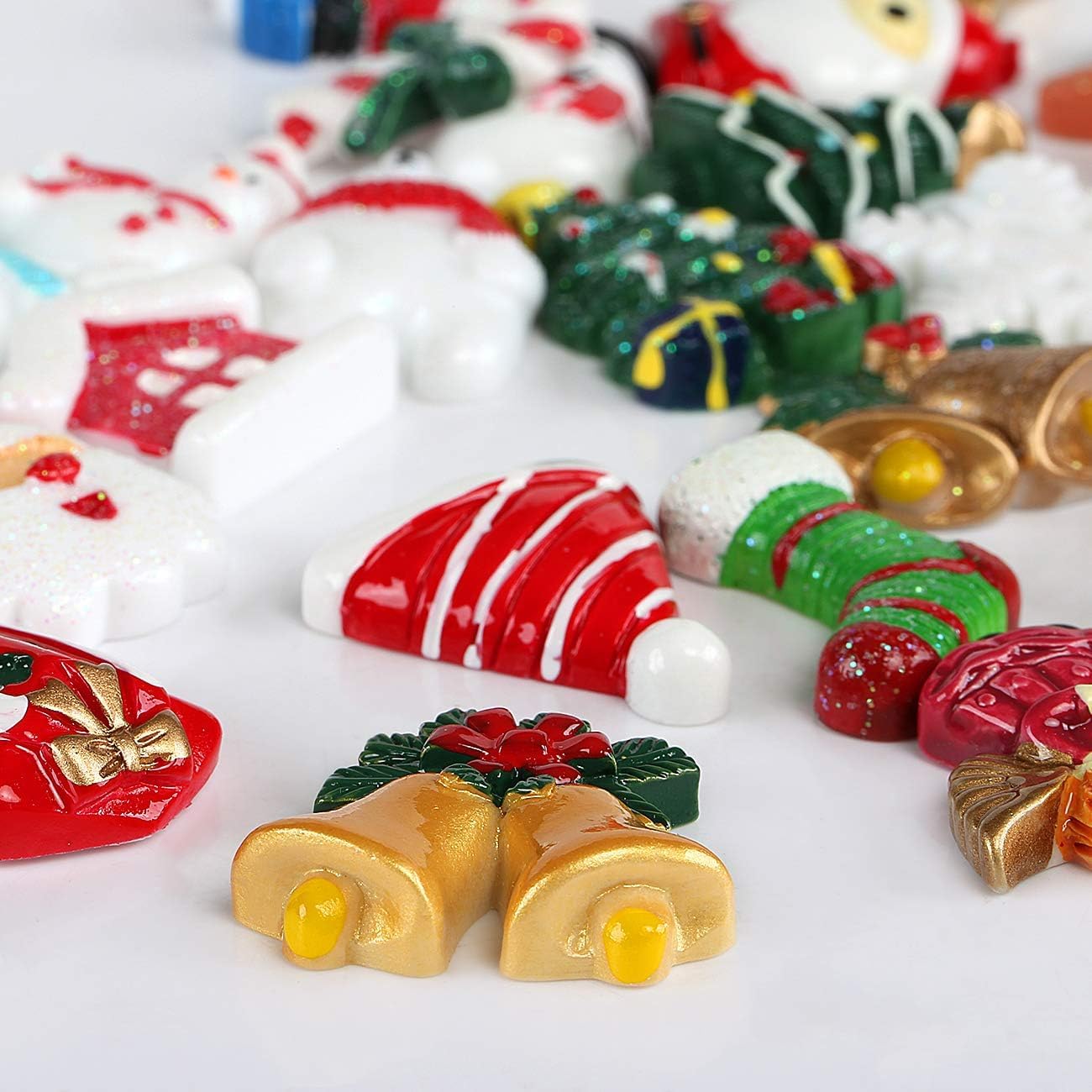Kesote 30 Piezas de Mini Adornos Navideños de Resina Papá Noel, Sonajero, Árbol de Navidad, Muñeco de Nieve, Miniaturas de Navidad para Regalo, Parcela, Tarjetas de Felicitación