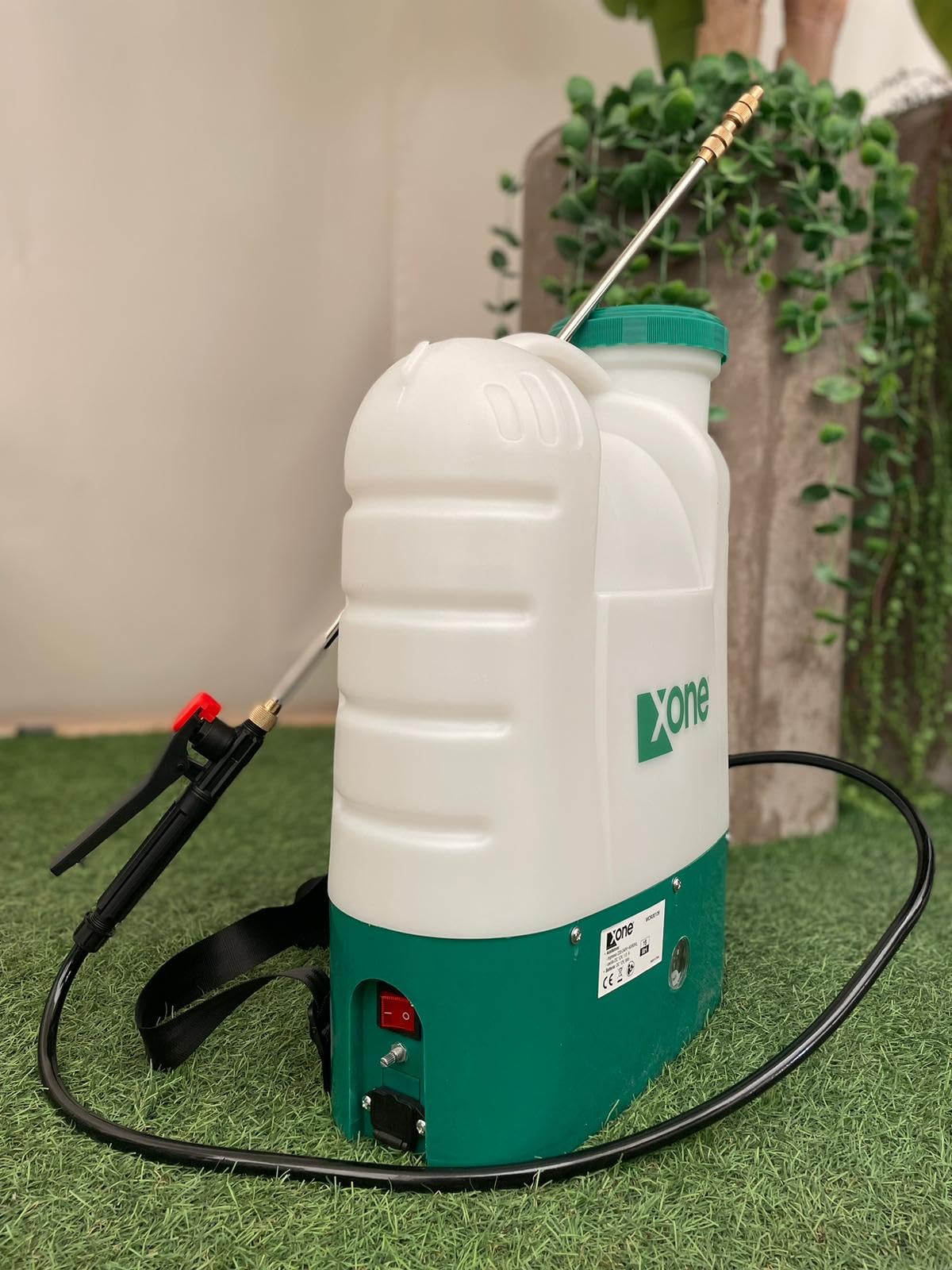 XONE | POMPA A SPALLA irroratrice con BATTERIA al litio (12V - 8Ah),16 litri con sebatoio resistente ai raggi UV. Lancia telescopica in acciaio