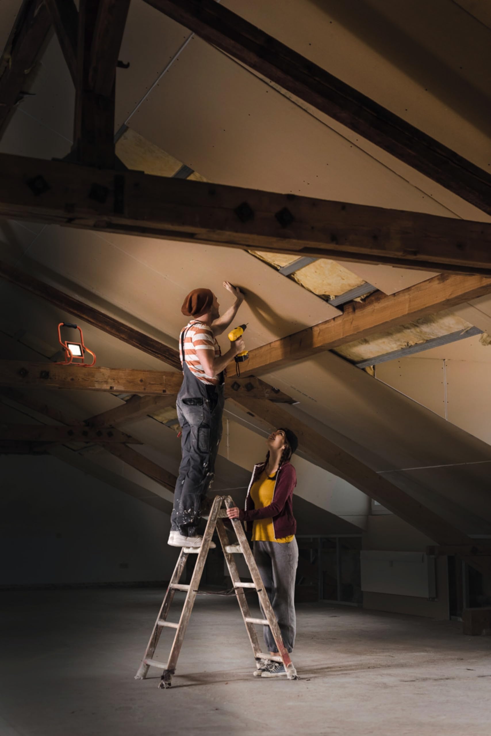 OSRAM Lampa robocza zasilana akumulatorem R-Stand 20W 4000K w kolorze pomarańczowym z obudową aluminiową, stopień ochrony IP44, do renowacji, piwnic i garaży