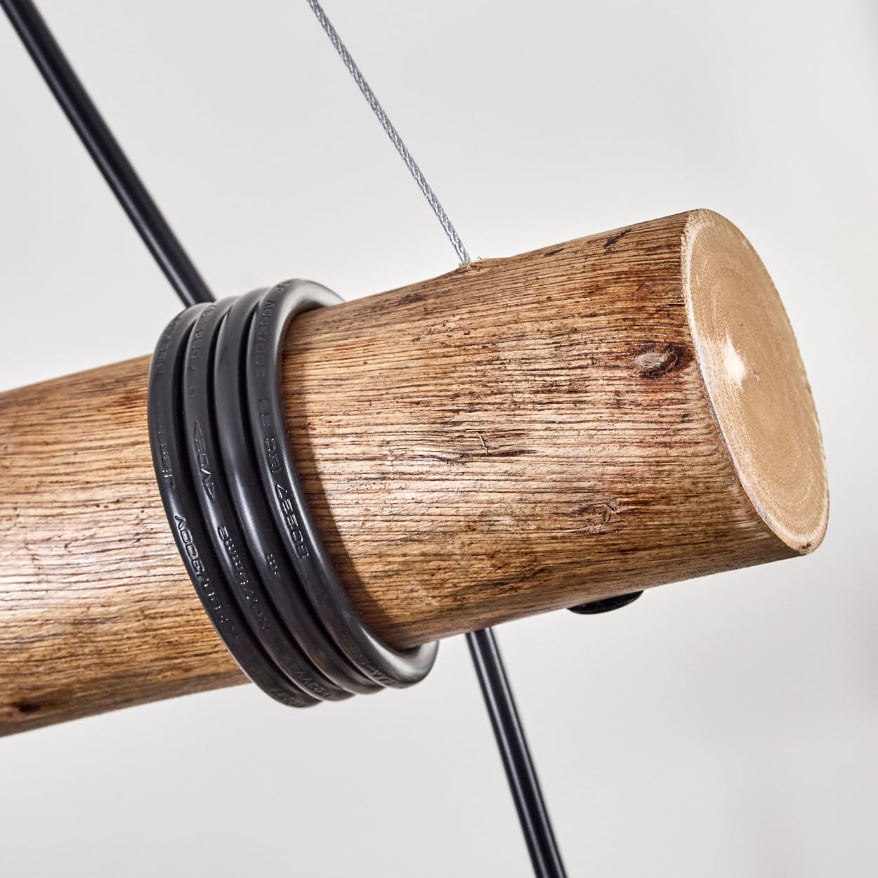 HOFSTEIN lampa wisząca Koyoto, 4-światłowa lampa wisząca z metalu/drewna/szkła w kolorze czarnym/naturalnym/bursztynowym/zielonym/niebieskim, ze szklanymi kloszami, drewniana belka, maks. 150 cm, E27