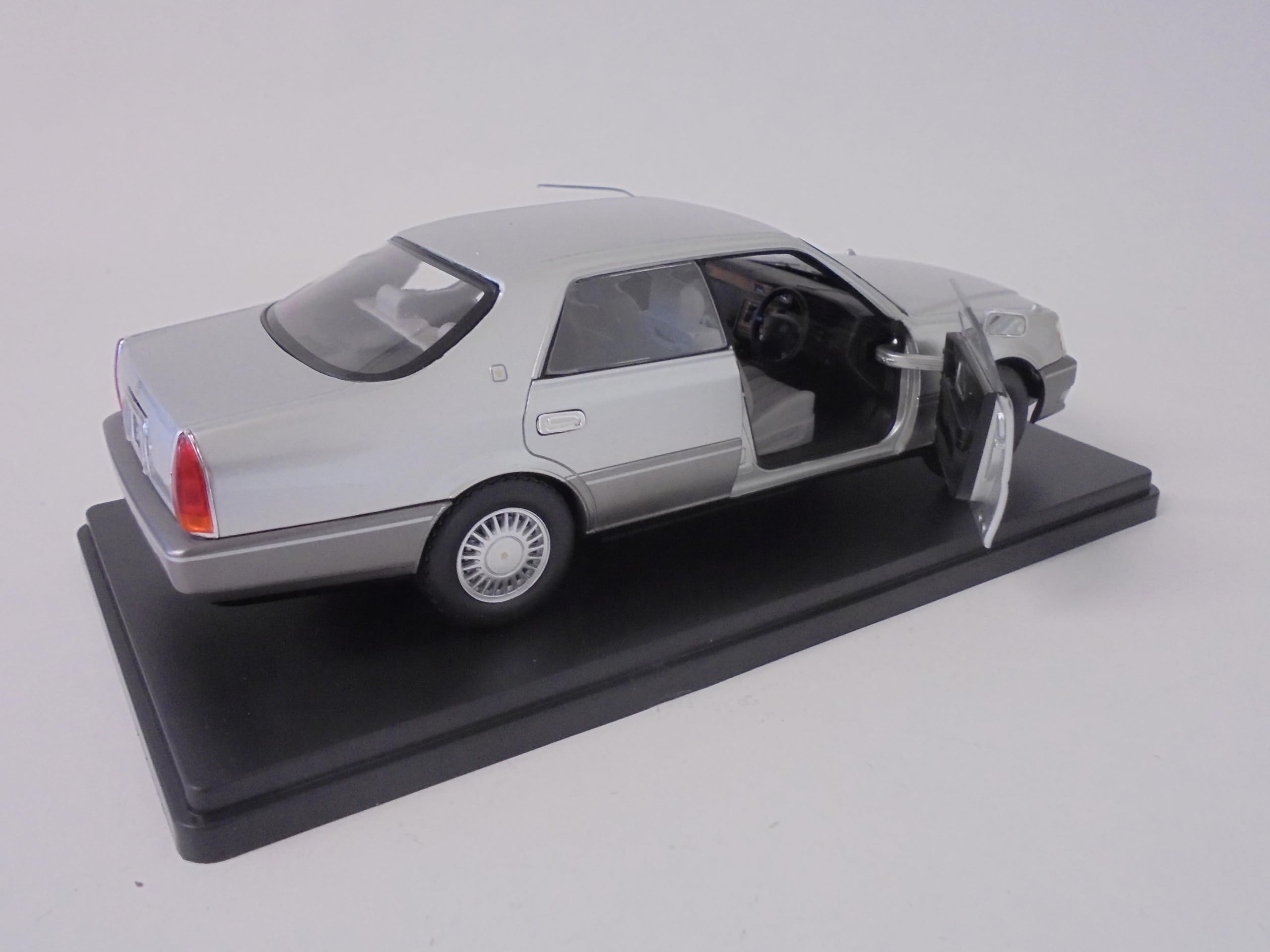 OPO 10 - 1/24 scale model car compatible with Toyota Crown Majesta 1995 - Hachette Japan VQJ199, Multicolor - Image 2