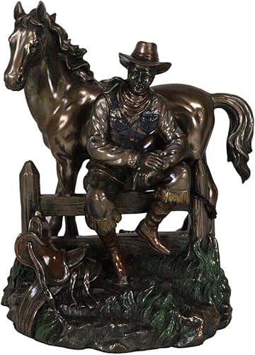 Ebros Gift Western Desert Tranquility Cowboy Resting by Fence and Stallion - Figura de caballo del viejo mundo, estatua de acento de temática disponible en Yaxa Costa Rica