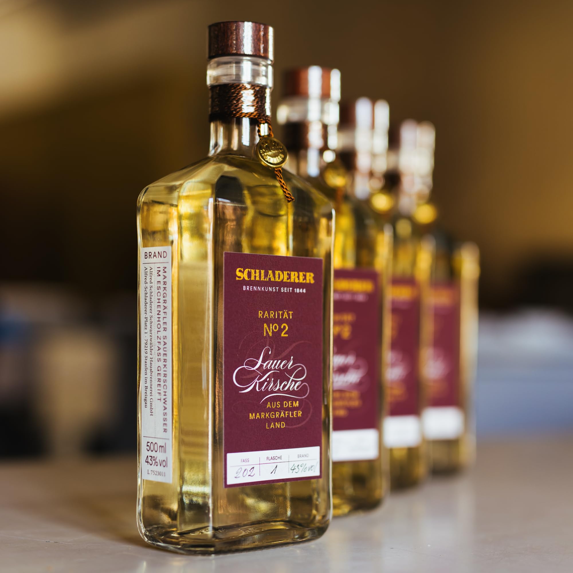 Schladerer Rarität No. 3 Rote Williams-Birne Edelbrand (43% vol) - ein Klassiker aus dem Rhonetal, premium Handarbeit in exklusiver Geschenkpackung - RAR. HOCHWERTIG. WERTVOLL. (1 x 0.5l)