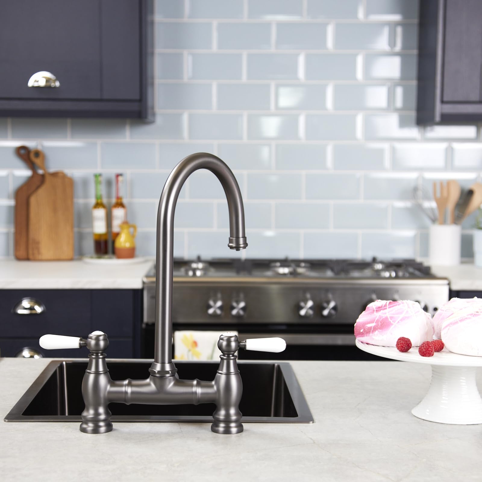 flöde klas | Traditional Bridge Style 3 in 1 Instant Boiling Tap | Whie Ceramic Levers | Instant hot Boiling Water in Your Kitchen (Gun Metal)