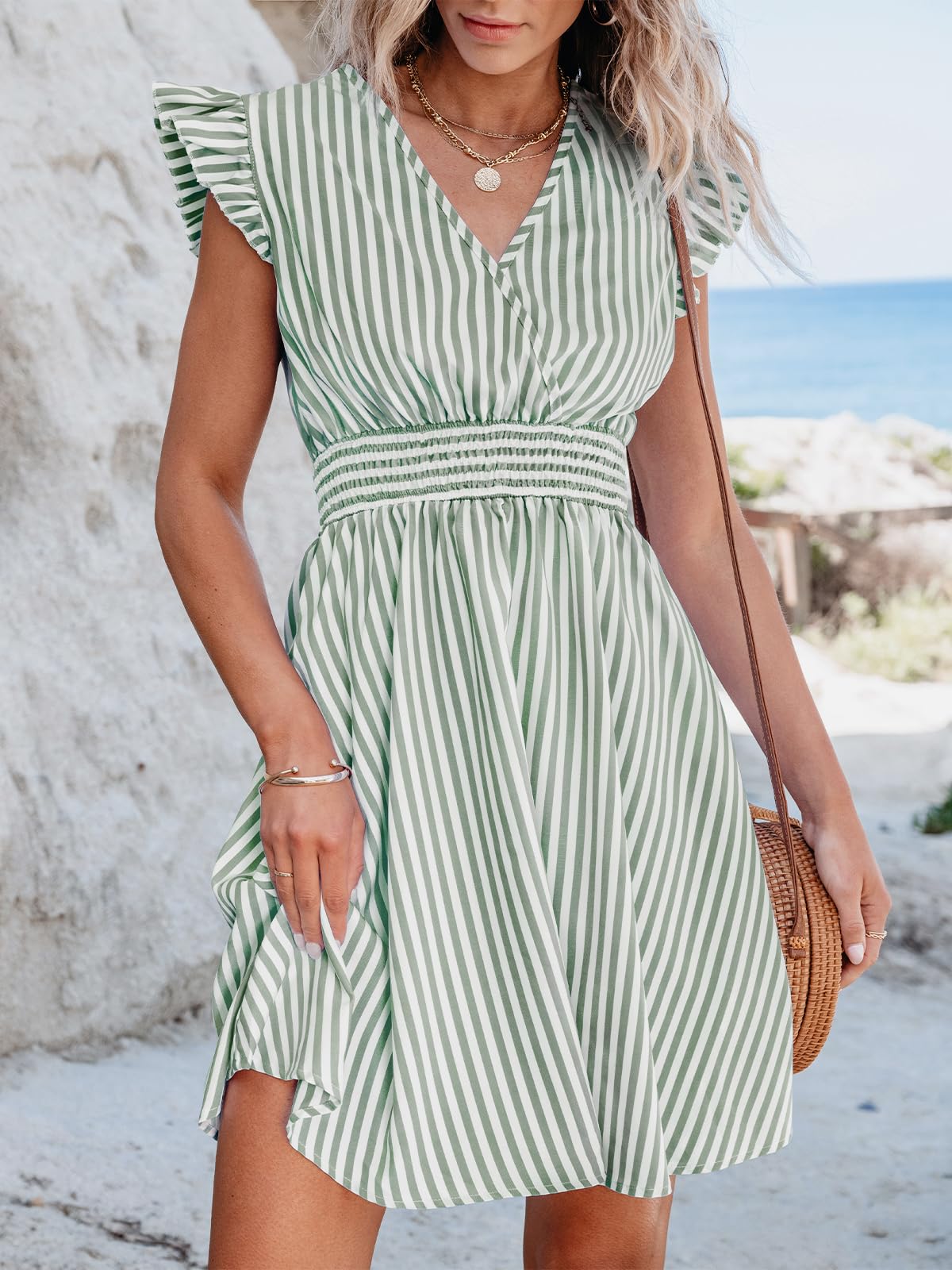 CUPSHE Damen Sommerkleid Mini mit V-Ausschnitt | Die gesmokte Taille bietet eine flexible Passform und definiert die Silhouette.