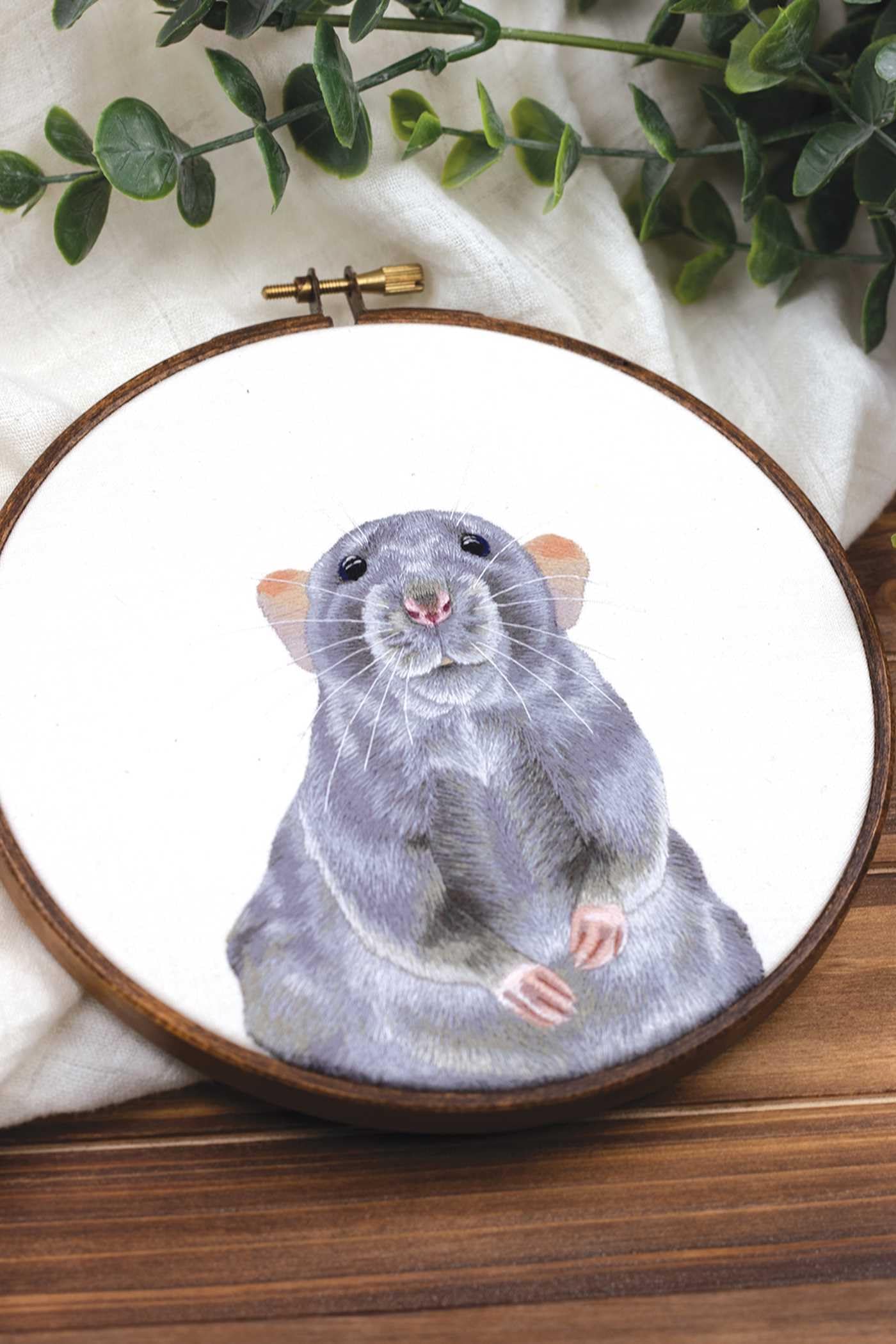 Embroidered Animal Portraits: A Guide to Thread Painting Fur, Feathers, Spines & Scales
