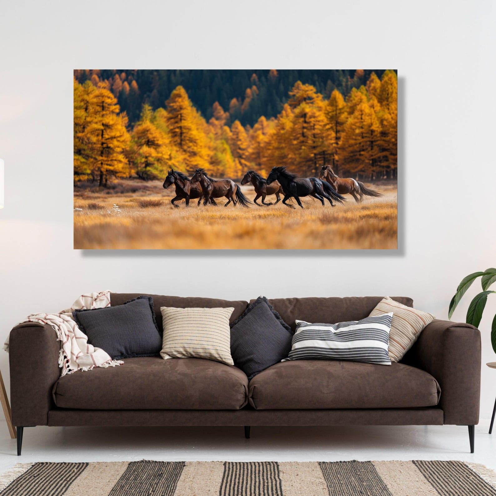 Décoration intérieure rustique avec tableau de chevaux et forêt