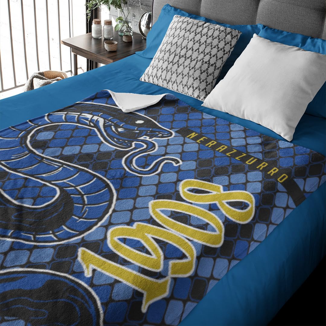 Coperta Nerazzurra Tribute – Plaid Morbido per Tifosi Interisti – Poliestere Soft Premium – Idea Regalo Calcio – 5 Misure Disponibili (Tifoso Interista, 130x180 cm)