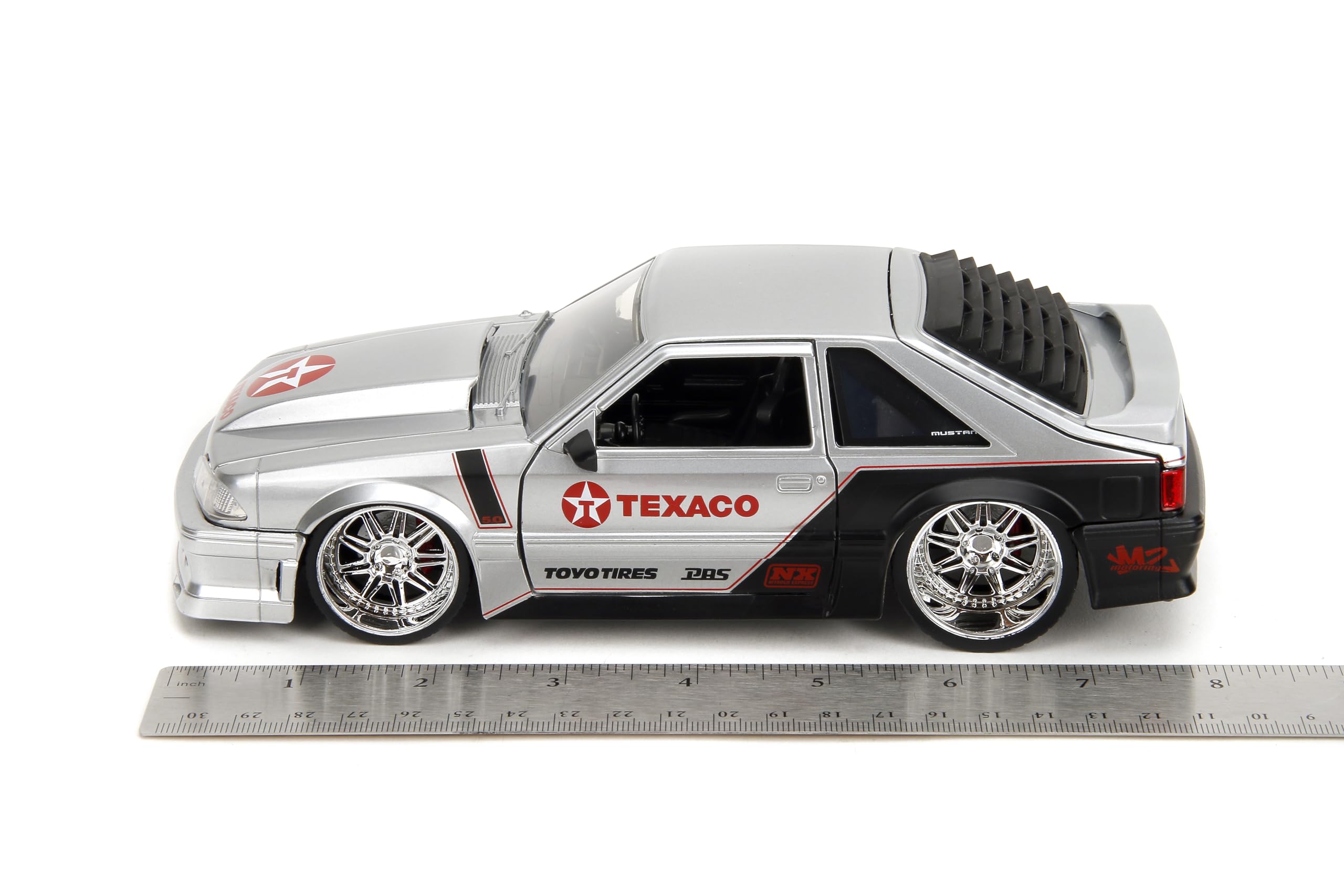 Jada Toys Bigtime Muscle 1:24 1989 Ford Mustang GT Texaco Odlew samochodowy – otwierane drzwi, maska, bagażnik, gumowe opony (Candy Silver)