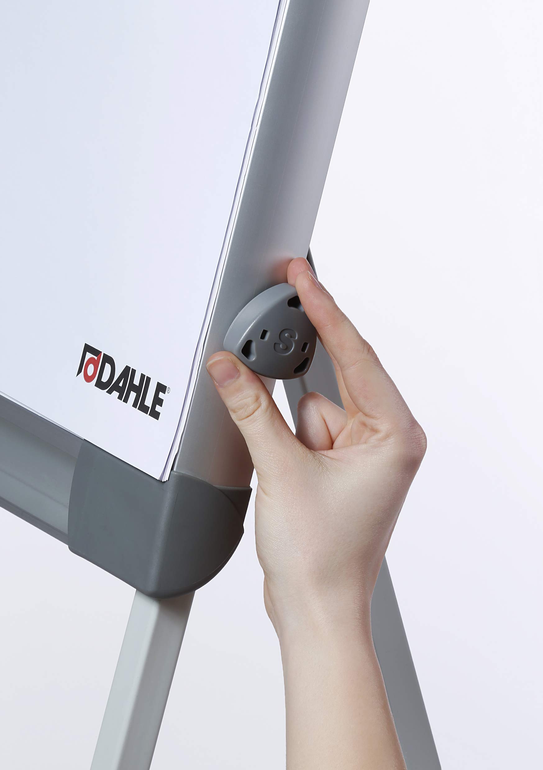 Dahle 96011-15731 Professional Flip-Chart (Schreibfläche: 105 x 68 cm, Aufstellhöhe 195 cm, höhenverstellbar, mit Ablagefach, magnetisch)