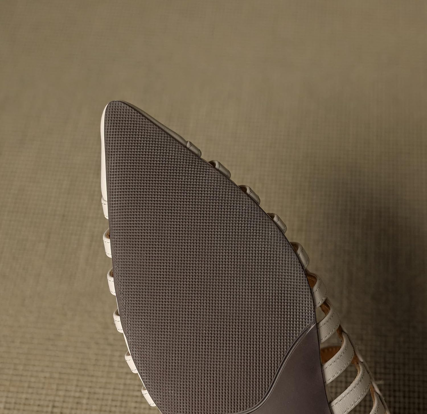 [YOUYIYE] レディース スリングバック パンプス 尖頭 ローヒール 2cm 本革 歩きやすい 痛くない カットワーク サンダ