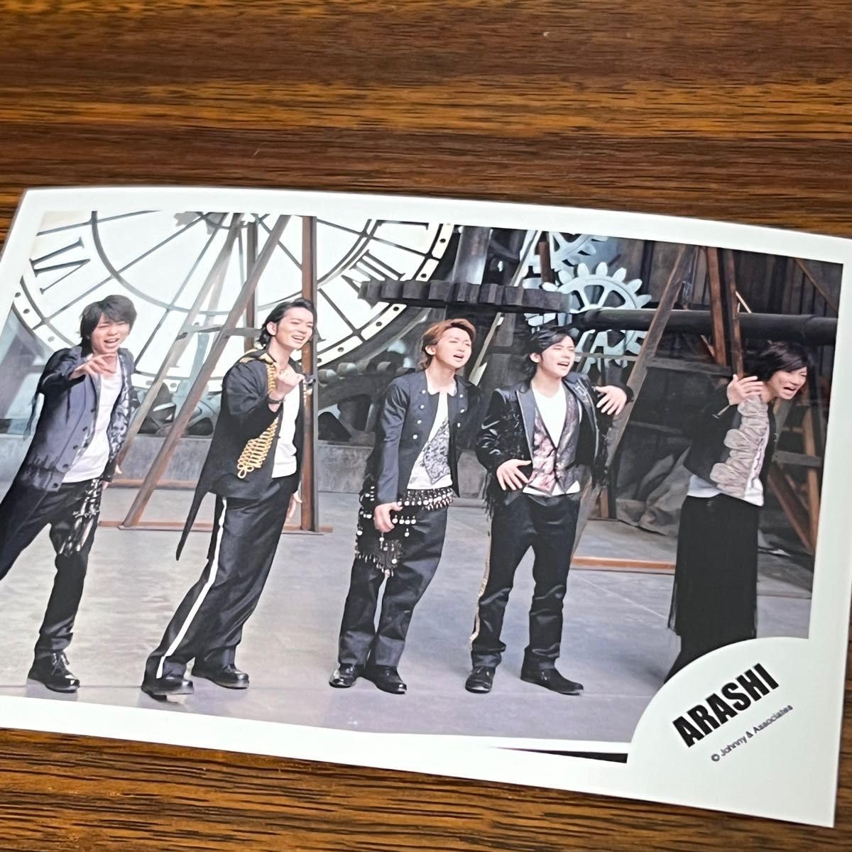 Amazon.co.jp: 嵐 集合 公式写真 櫻井翔 大野智 相葉雅紀 松本潤 二宮