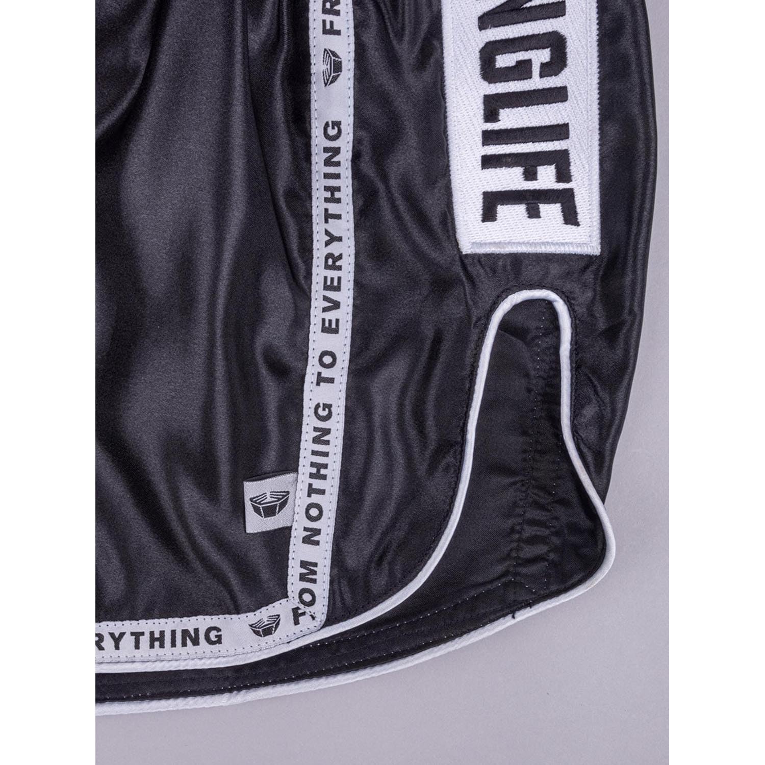 Muay Thai Shorts, Label, Schwarz, Kickboxhose für Training & Wettkampf, Thaibox Shorts Satin, Atmungsaktiv, Langlebig, Kampfsporthose für MMA, K1, Boxen, Thai Boxen