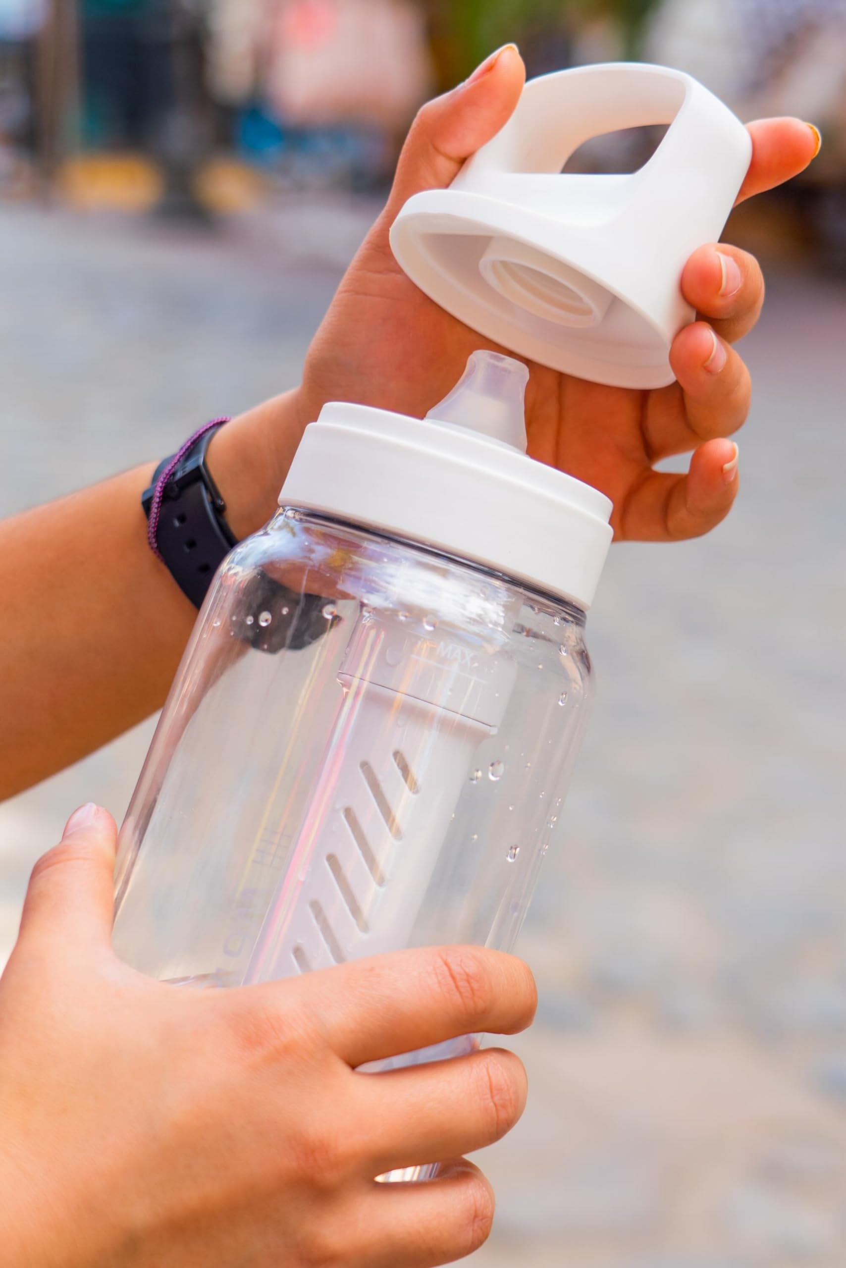 LifeStraw Go Series – Gourde filtrante sans BPA 1l pour les voyages et l’usage quotidien. Élimine les bactéries, les parasites et les microplastiques. Améliore le Goût, Nordic Noir (noir)