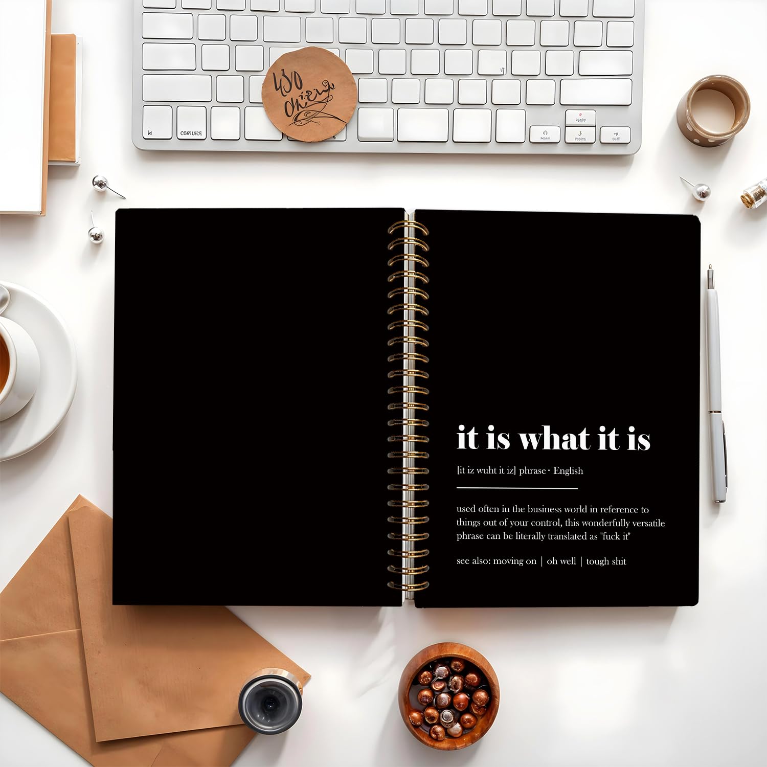 LIANGW It is What It is - Taccuino divertente per lavoro, regalo umoristico per ufficio, regali divertenti per ufficio per colleghi, forniture per ufficio divertenti, quaderno a spirale con copertina