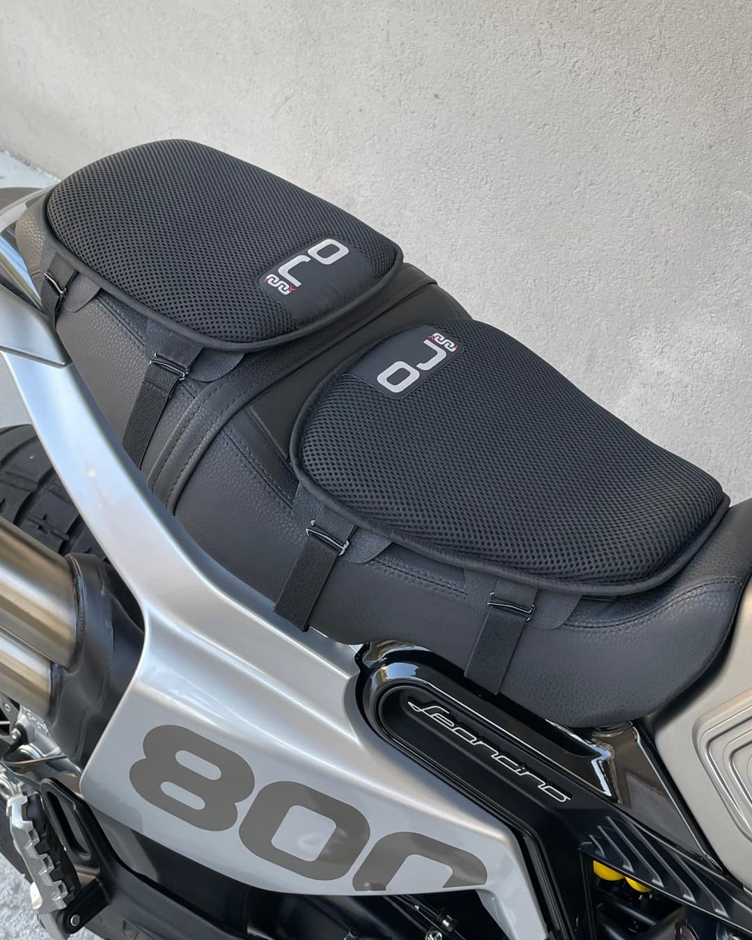 OJ Cuscino in Gel COMFORT 3D per Sella Moto e Scooter, 3D Mesh Traspirante, Base Antiscivolo, con Cuffia Antiacqua, Disponibile in 3 Misure (Large)