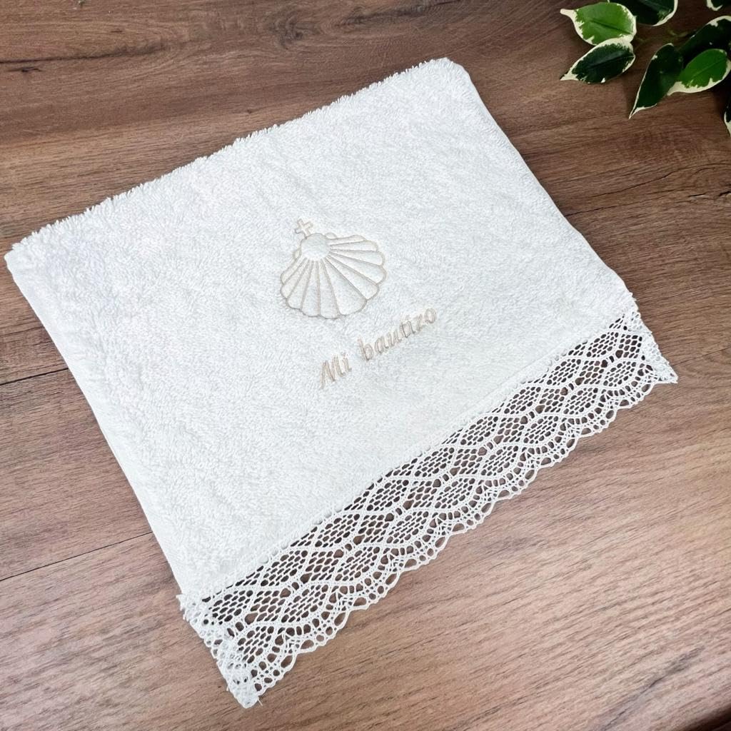 Toalla de Bautizo Bordada con puntilla. Toalla Bautizo-Regalo. Bautismo bebé 100% algodón (Pequeña 30x50cm)