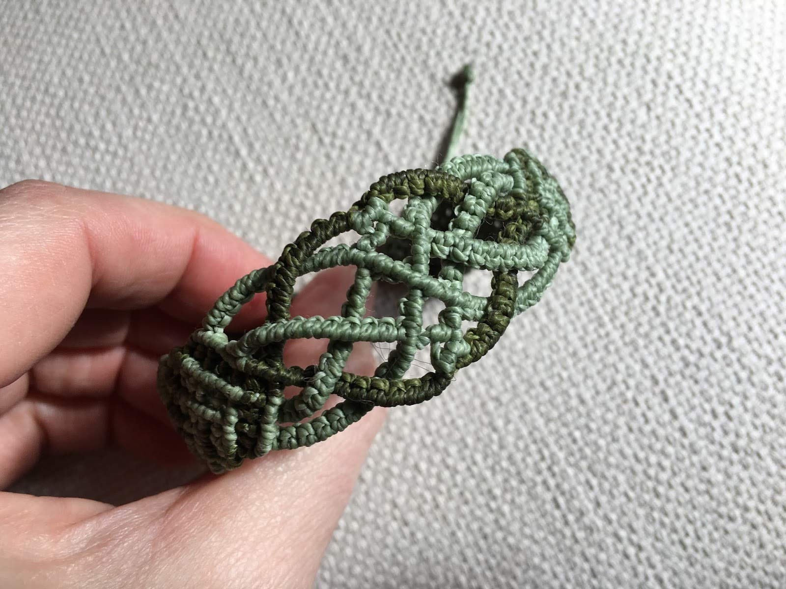 Pulsera para hombre (mínimo 20 cm. muñeca), tipo celta,hecha a mano con hilo encerado en dos tonos de verde.Ajustable