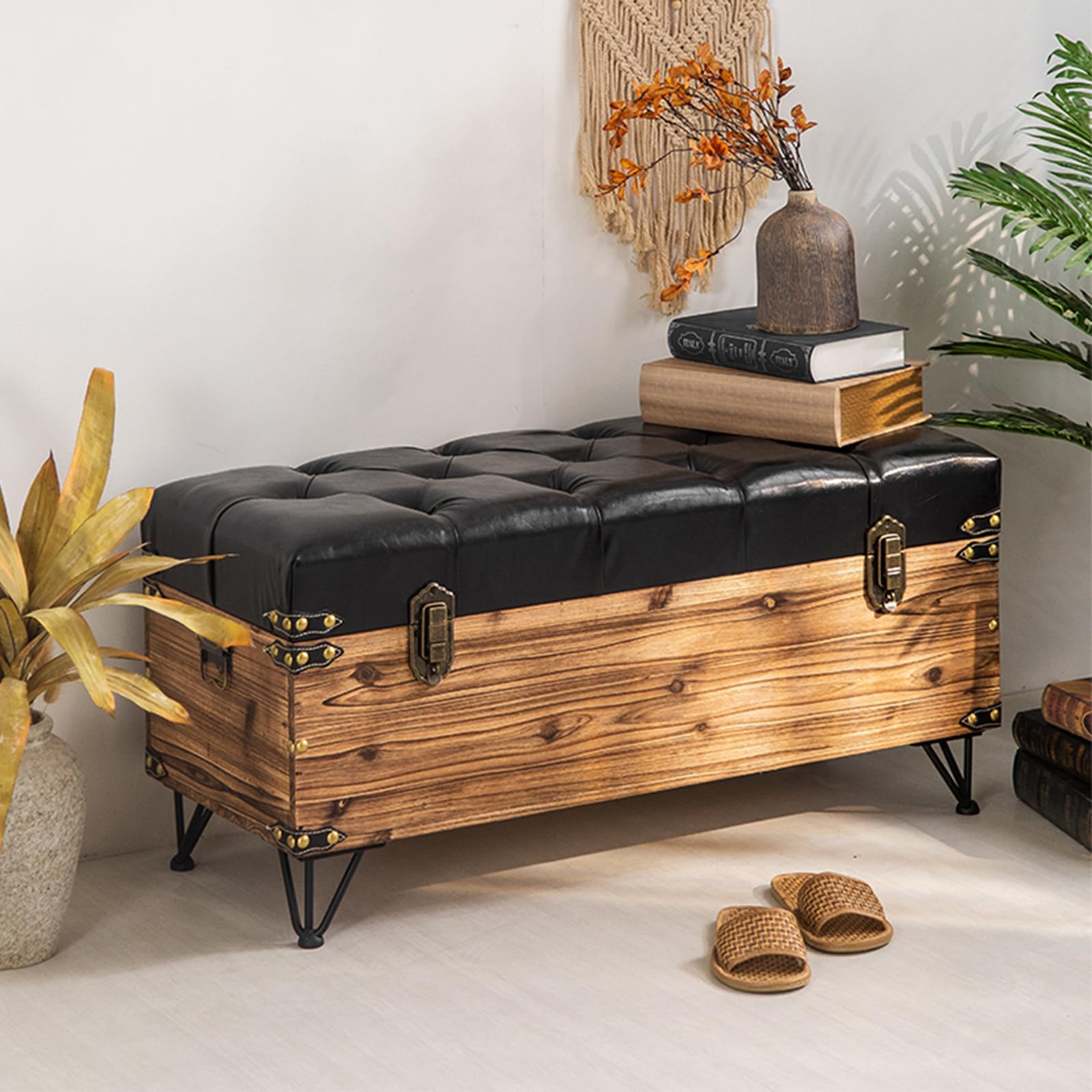 Banc de rangement industriel avec coffre en bois et pouf en cuir noir