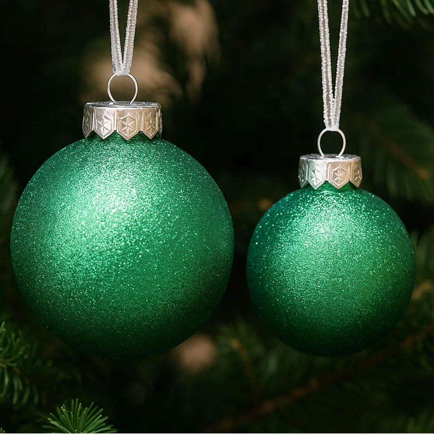 Grüne Kugeln für Christbaumschmuck, bruchsicherer Kunststoff 60 mm und 80 mm Glitzer-Schneebälle, Eiszapfen und Schneeflocken, Ornament-Set mit 32 Stück