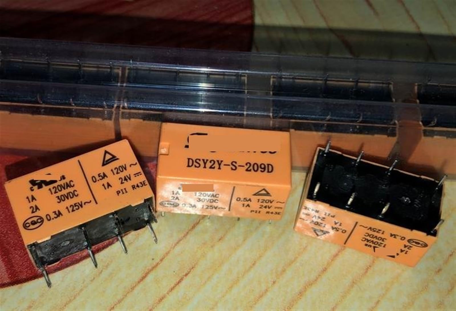 Relé de 8 pines DSY2Y-S-212L 12V para aislamiento y control de circuitos de 2A 5