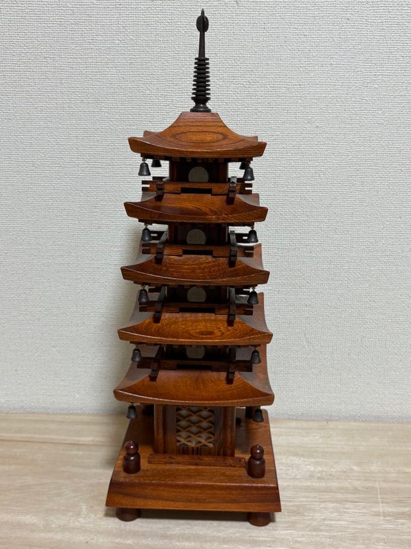Amazon.co.jp: 井波彫刻 越中井波 木製 五重塔 置物 鈴付き 木彫り