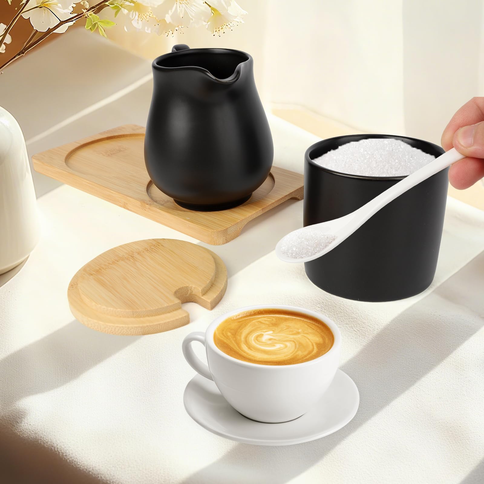 Set di Latte e Zucchero con Coperchio e Cucchiaio, brocca per Latte in Ceramica Bianca e zuccheriera con Vassoio in Legno, Lavabile in lavastoviglie e microonde (Nero)
