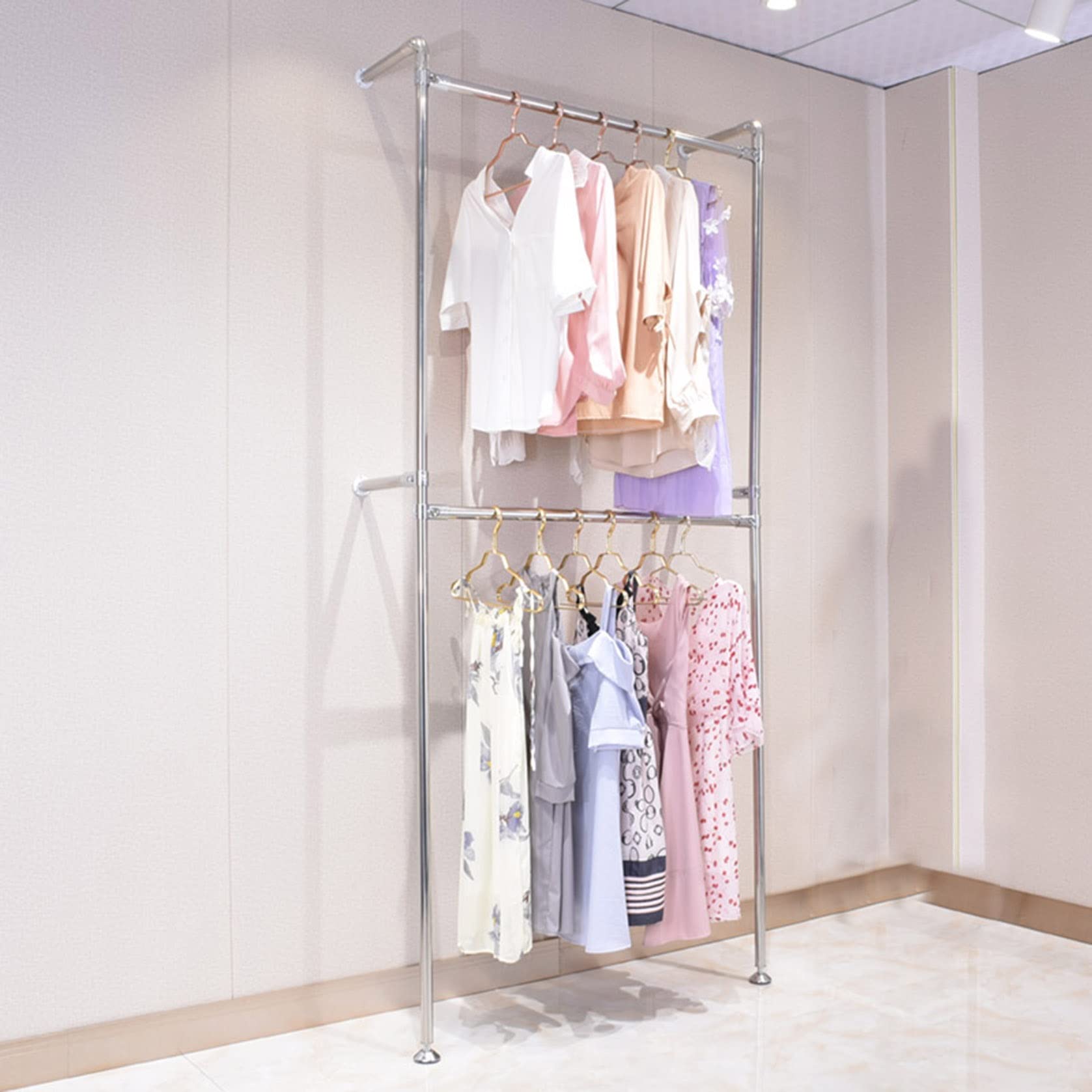 Présentoir mural vêtements haut de gamme structure acier dressing
