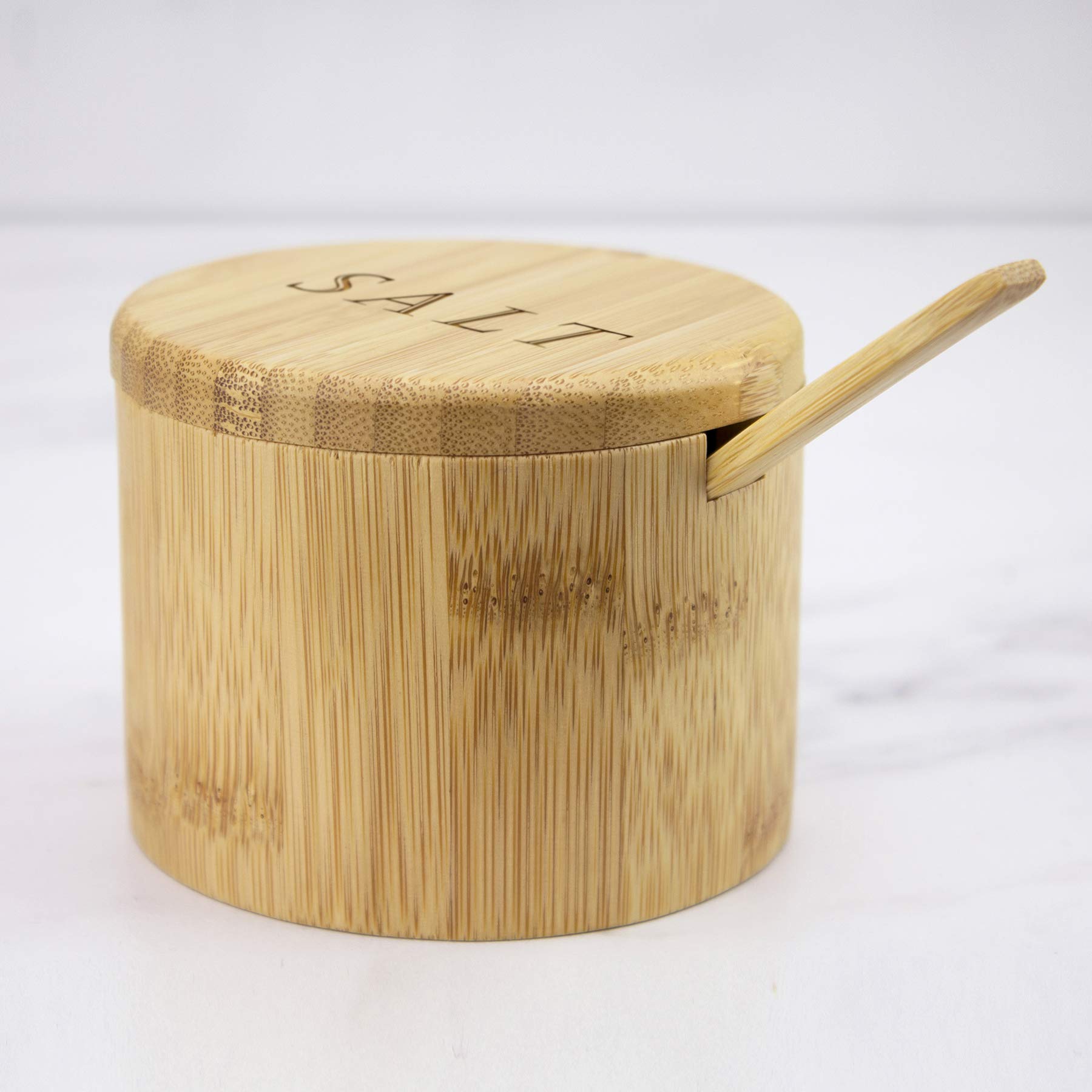 Totally Bamboo Caja de sal, caja de almacenamiento de bambú con tapa giratoria magnética, sal grabada en la tapa con cuchara de bambú