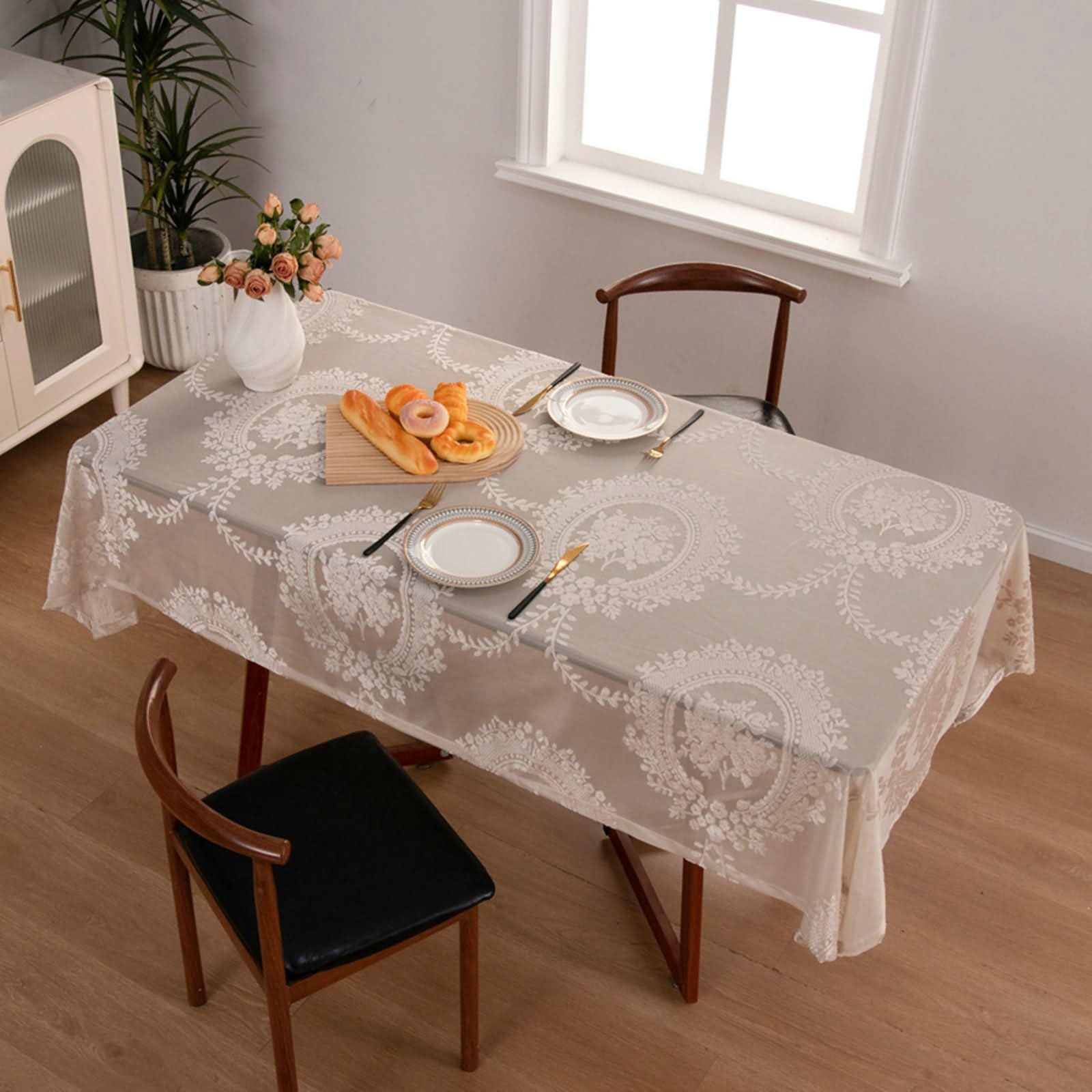 Nappe polyester dentelle brodée florale rectangulaire 132 x 240 cm anti tache