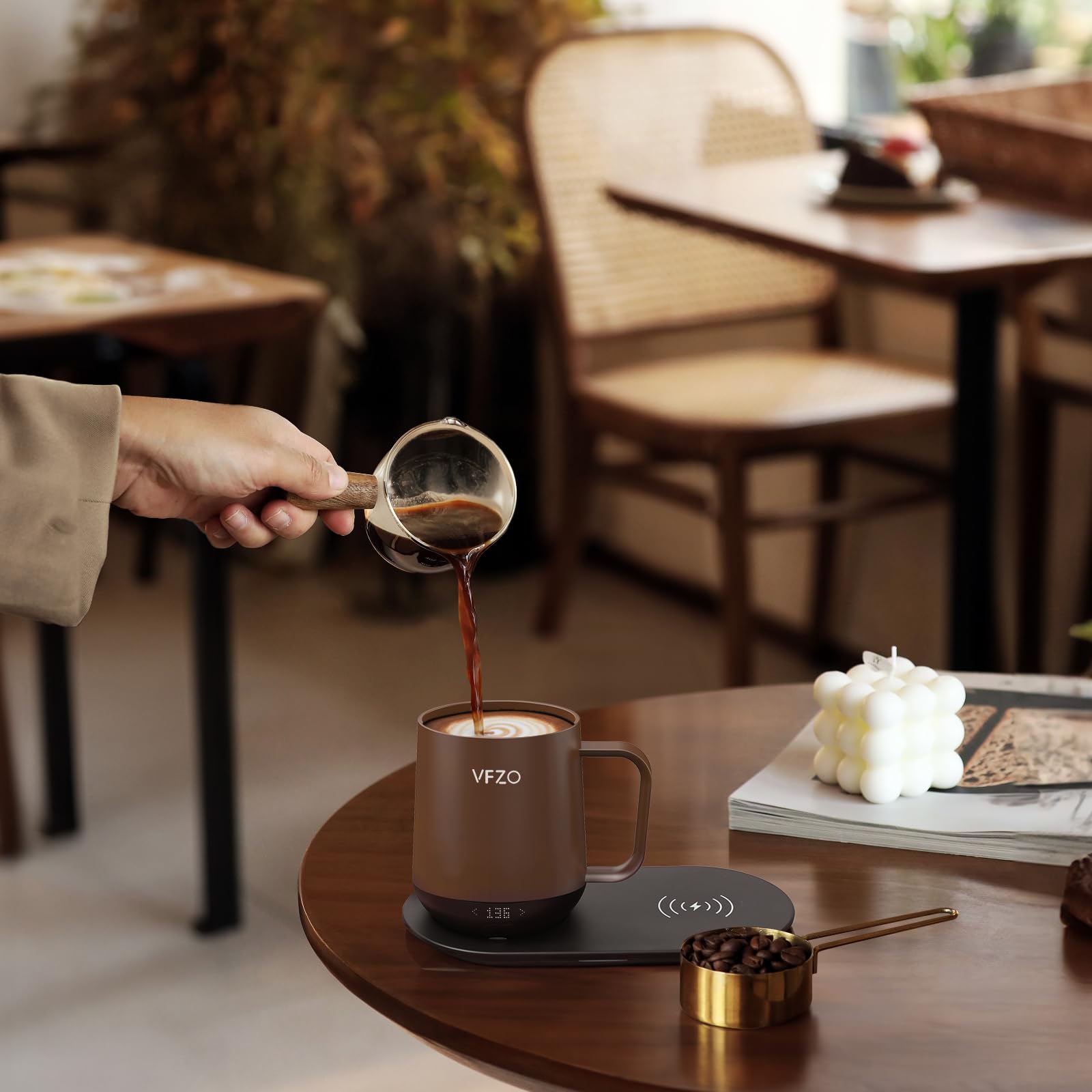 Taza inteligente con control de temperatura, taza de café autocalentable, pantalla LED, duración de la batería de 180 minutos, caliente hasta 140 °F, base de cargador inalámbrico rápido, diseño