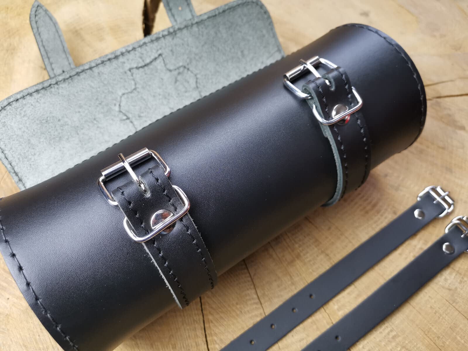 Tool Skull Schädel Totenkopf Werkzeugrolle kompatibel mit Harley Davidson Chopper Reisekoffer Lederrolle Werkzeugrolle Hot Rod HD Koffer Sissybar Gepäckrolle Motorradkoffer schwarz