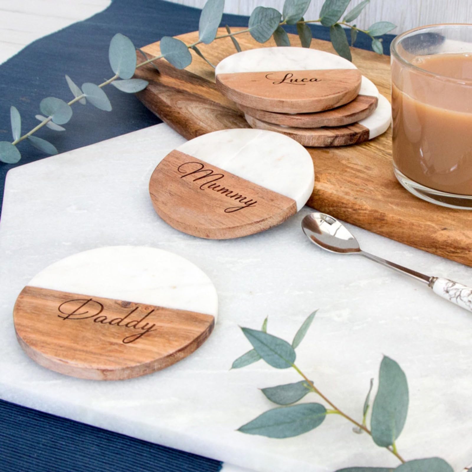 Posavasos personalizados de madera de mármol con nombre grabado, tazas de café, posavasos de té para familia, pareja, despedida de soltera, regalos de inauguración de la casa (8 piezas)