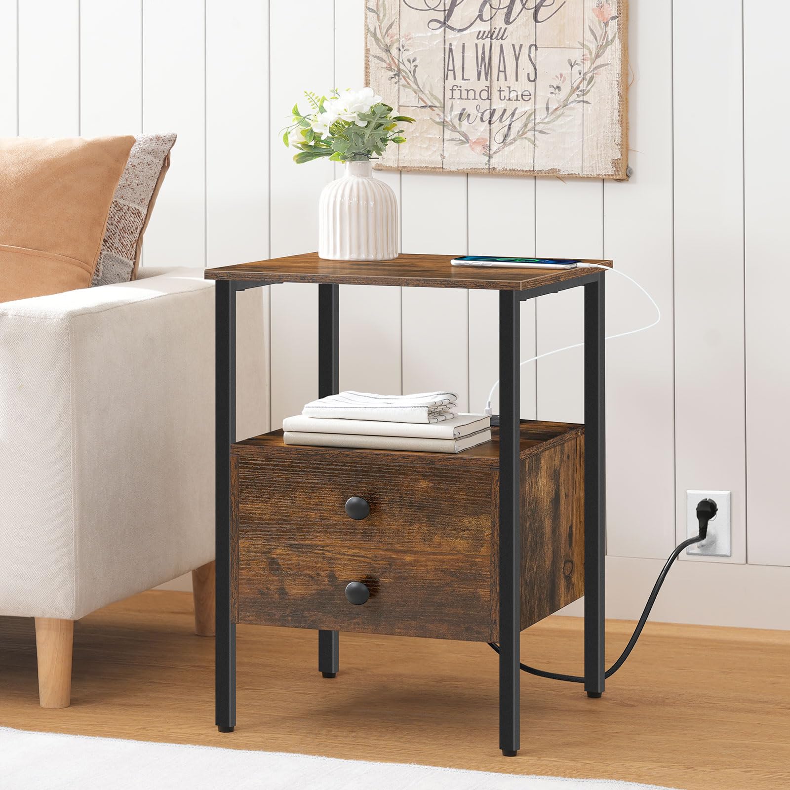 HOOBRO Mesita de Noche con Estación de Carga, Mesa Auxiliar con 2 Cajones, 2 Tomas CA, 1 Puerto USB A y 1 Puerto Tipo C, Mueble para sofá, Marrón Rústico y Negro EBF43CBZ01G3