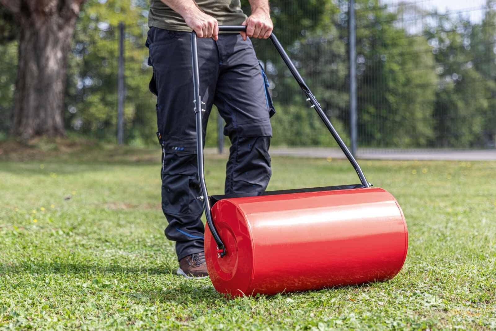 Scheppach Rasenwalze HGW46 mit 57cm Breite und 32cm Durchmesser Gartenwalze Bodenwalze Handwalze Walze | befüllbar mit 46 Liter Wasser oder 72kg Sand | robuste Stahlkonstruktion | 8,4kg | rot