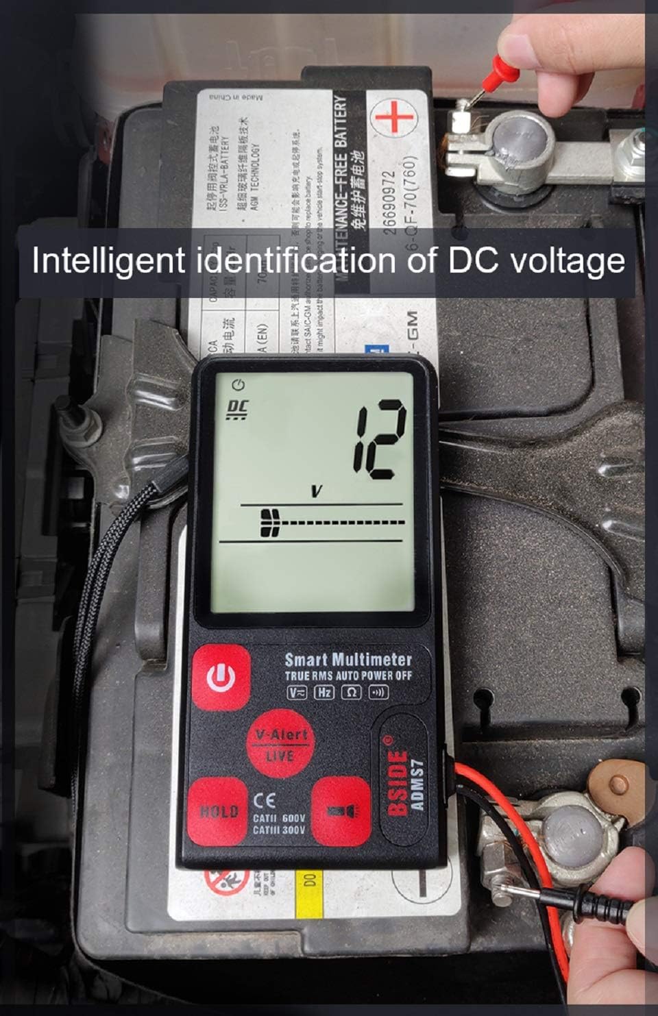 מולטימעטער וואָס מעסטן DC באַנדtage on a car battery