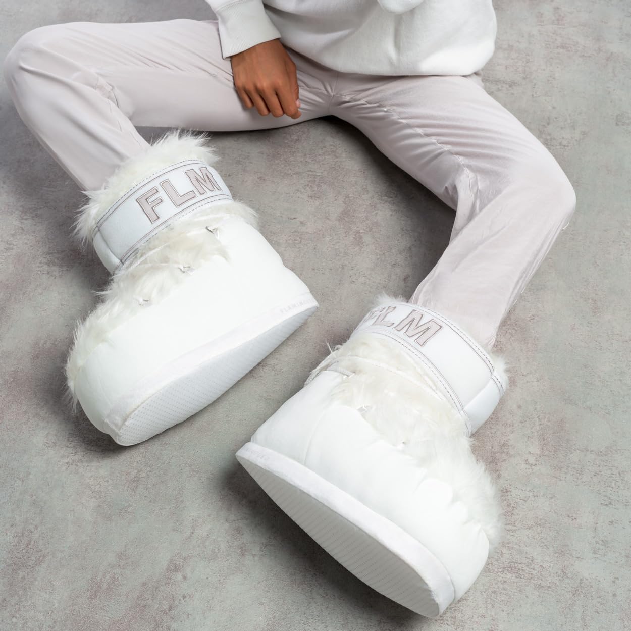 Flamingueo Sneaker Hausschuhe - Lustige Plüsch Pantoffeln für Damen und Herren, Eine Größe